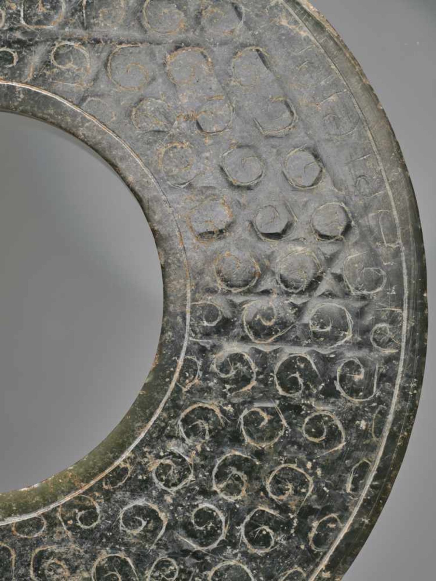 A SHINY GREEN DISC WITH A DELICATE PATTERN OF INCISED SCROLLS Jade. China, Han Dynasty, 2nd - Image 5 of 10