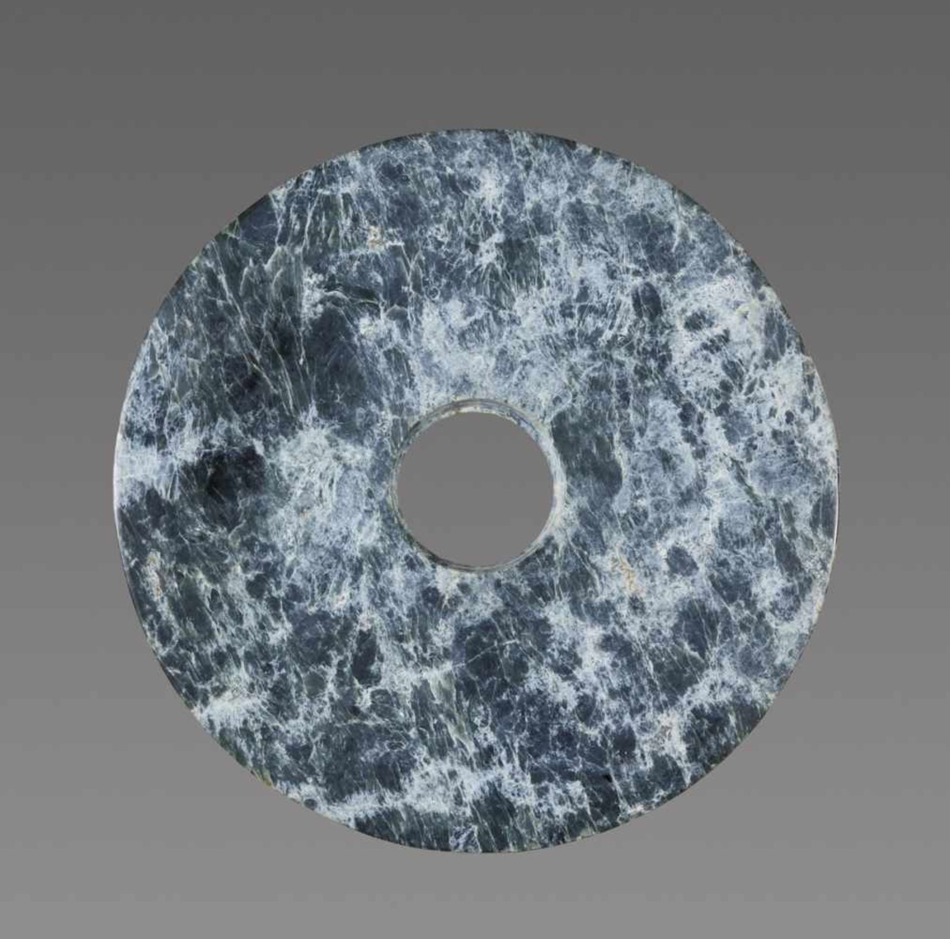 A RICHLY TEXTURED NEOLITHIC BI DISC IN GREEN JADE WITH A STRIKING MARBLE-LIKE PATTERN Jade. China, - Image 2 of 8