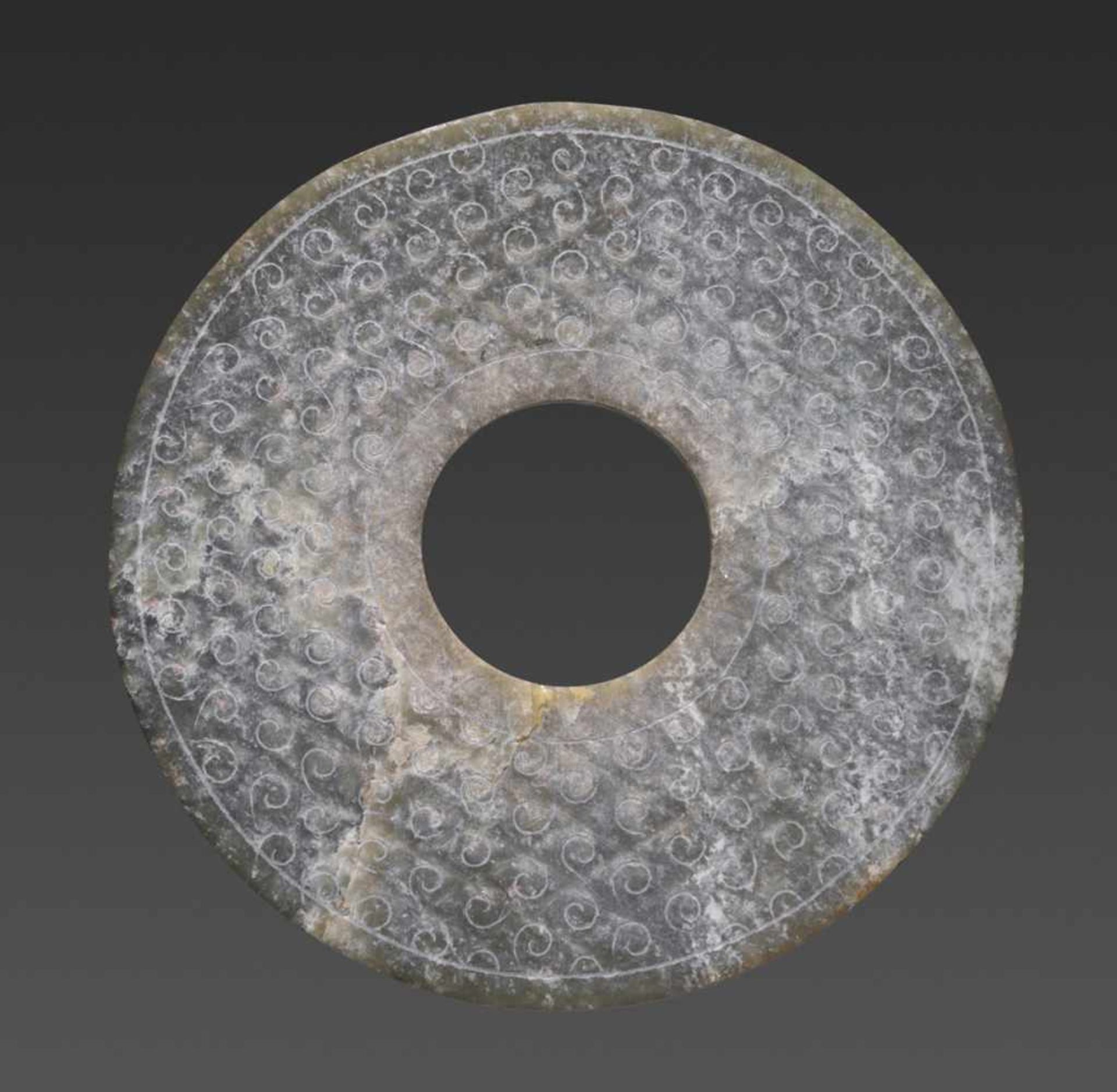 A REFINED CHARCOAL GREY DISC WITH ENGRAVED CURLS Jade. China, Han Dynasty, 2nd century BC 穀紋玉璧 - 漢代, - Image 2 of 8