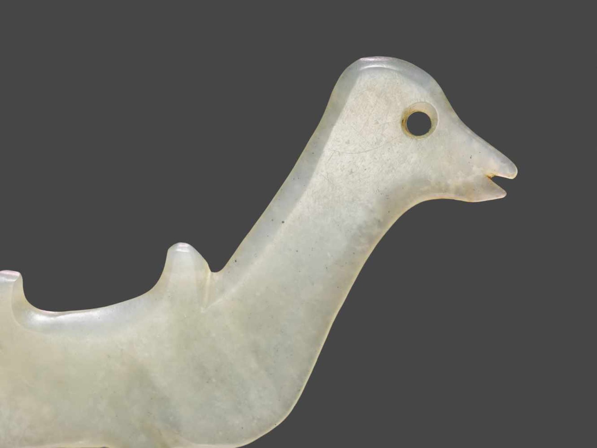 A LOVELY, EXTREMELY THIN BIRD IN TRANSLUCENT LIGHT GREEN JADE Jade. China, Late Neolithic, late - Image 3 of 9