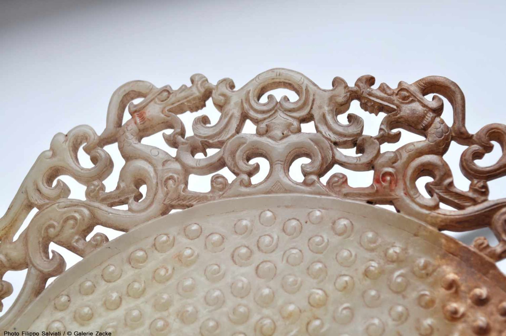 A GORGEOUS DISC IN WHITE JADE CARVED WITH CONFRONTING DRAGONS IN OPENWORK AND A PATTERN OF RAISED - Bild 5 aus 9