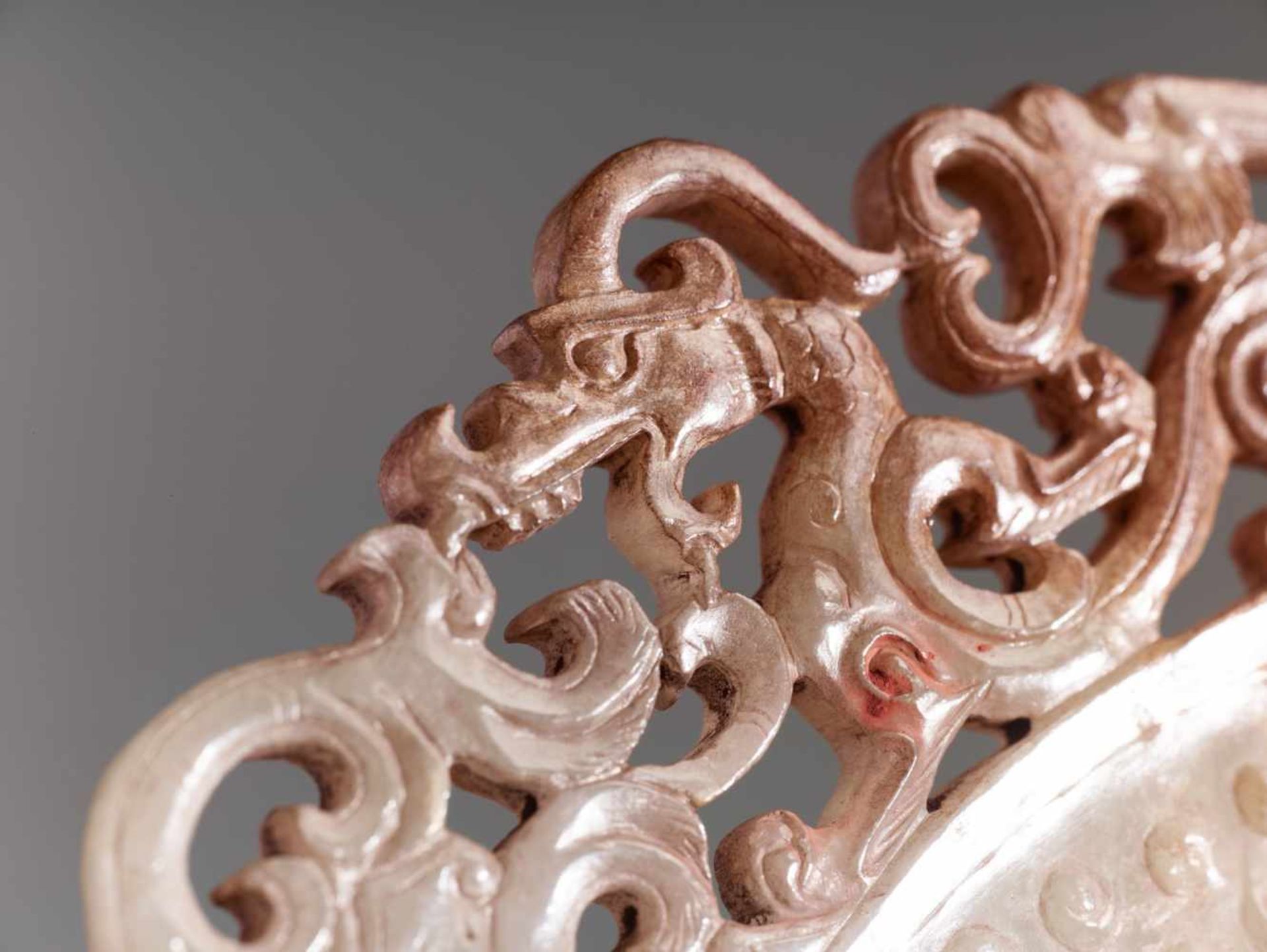 A GORGEOUS DISC IN WHITE JADE CARVED WITH CONFRONTING DRAGONS IN OPENWORK AND A PATTERN OF RAISED - Bild 3 aus 9