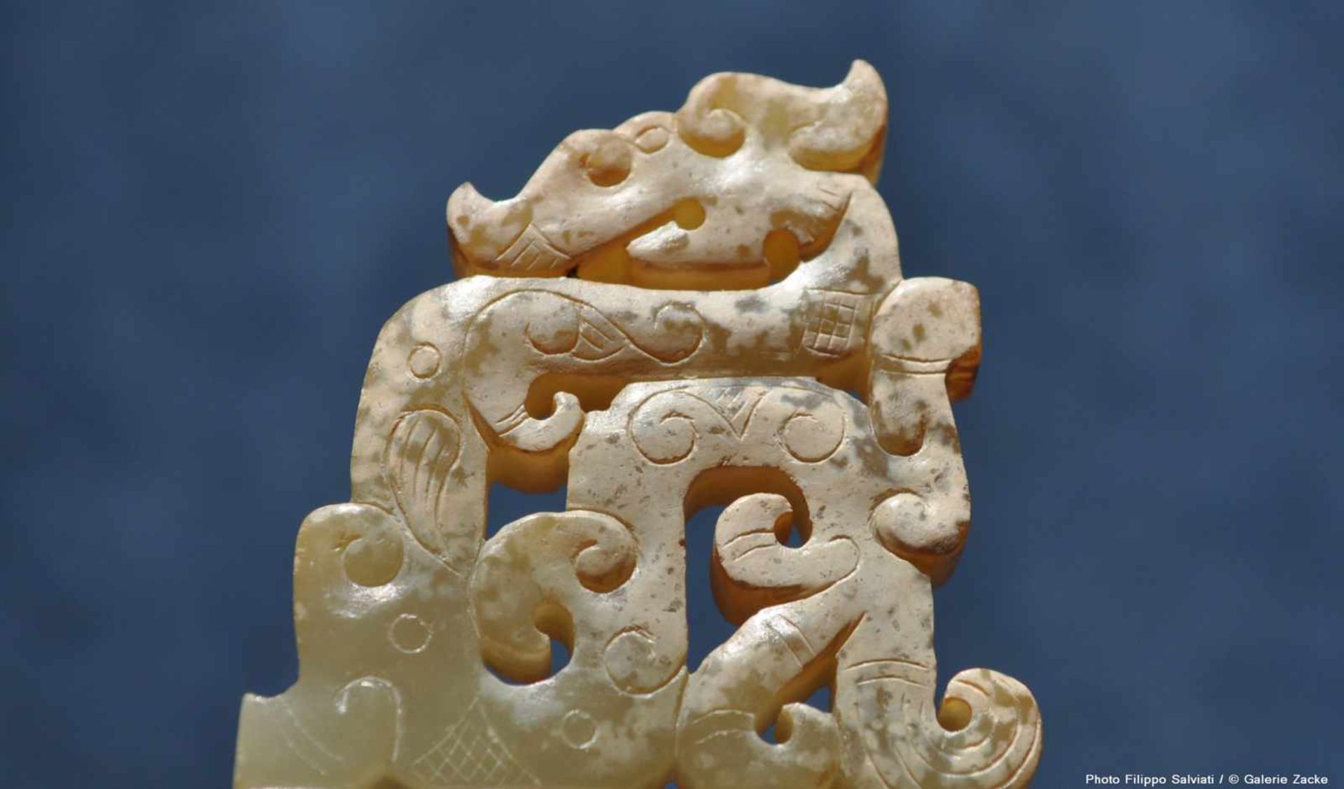 A BEAUTIFUL EASTERN ZHOU ORNAMENT WITH AN OPENWORK PATTERN OF DRAGONS Jade. China, Eastern Zhou, 5th - Image 8 of 11