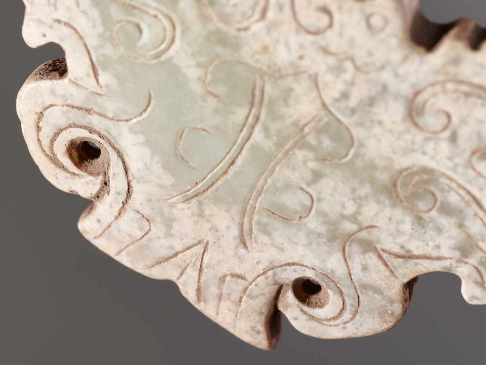 A POWERFUL CARVING OF A HAWK WITH OUTSTRETCHED SCALLOPED WINGS DECORATED WITH INCISED CURLS Jade. - Bild 11 aus 12