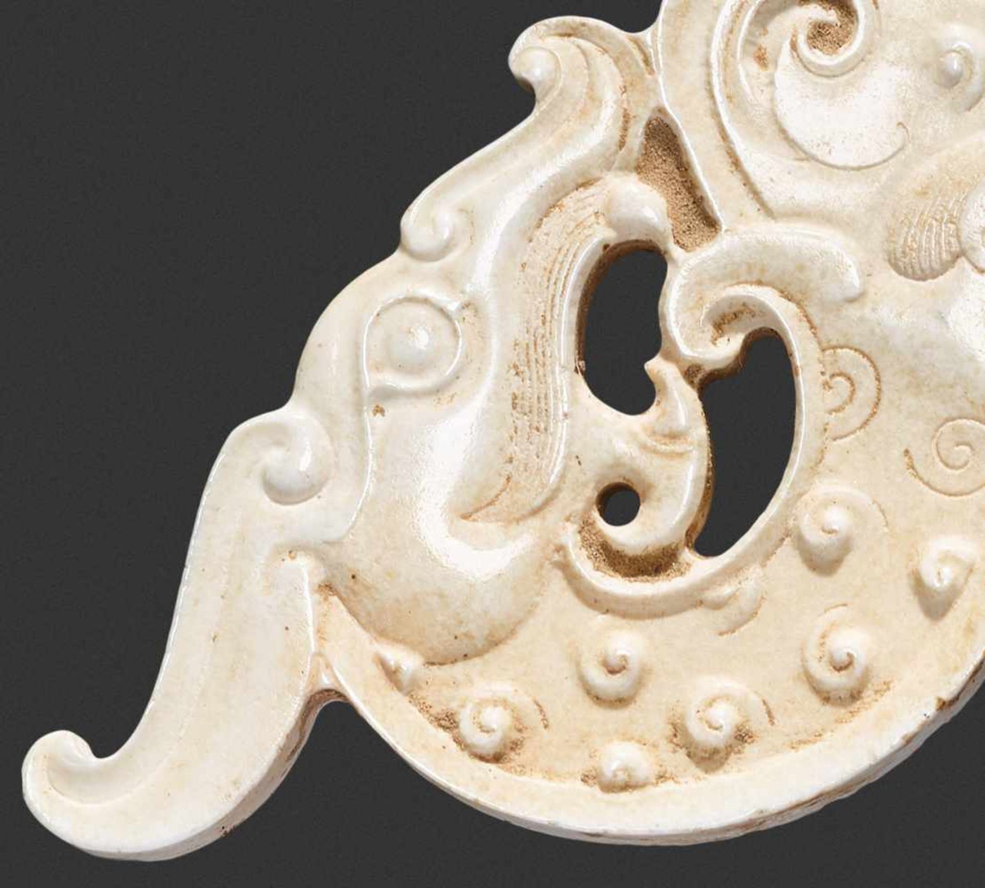 A REMARKABLE HUANG WITH FINELY DETAILED SINUOUS DRAGONS IN IVORY-LIKE JADE Jade. China, Eastern - Bild 10 aus 10