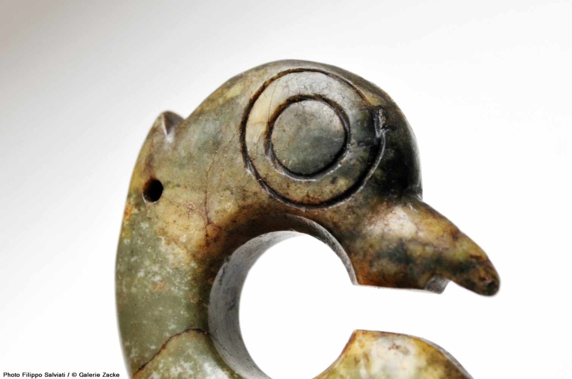 A VERY RARE HONGSHAN CARVING OF A BIRD-LIKE CREATURE Jade. China, Late Neolithic period, Hongshan - Image 10 of 14