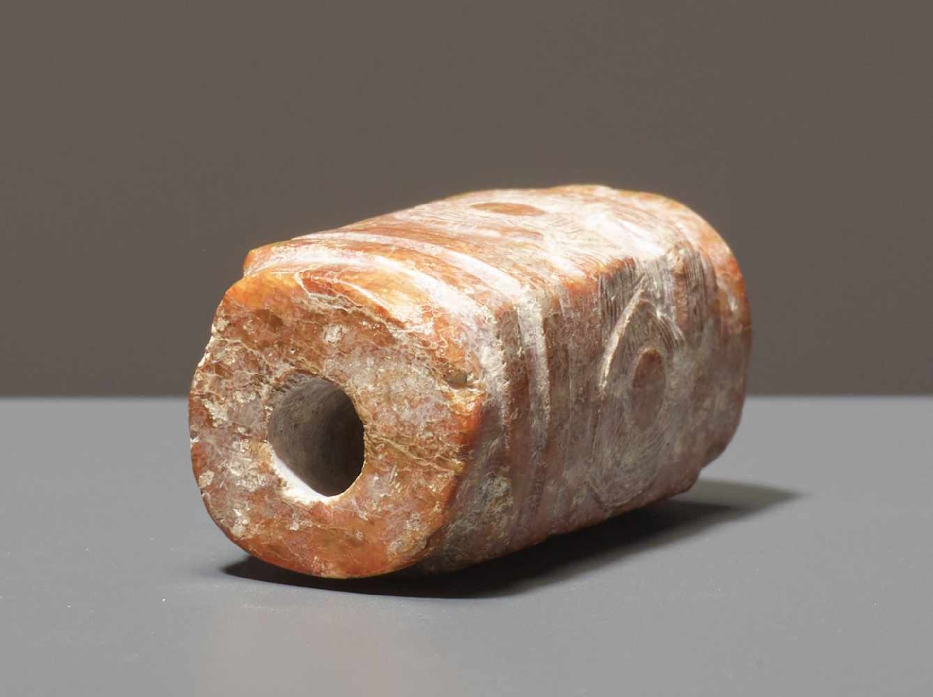 A NICE SMALL BEAD IN THE SHAPE OF A MINIATURE CONG Jade. China, Neolithic Liangzhu culture, c. - Bild 6 aus 7