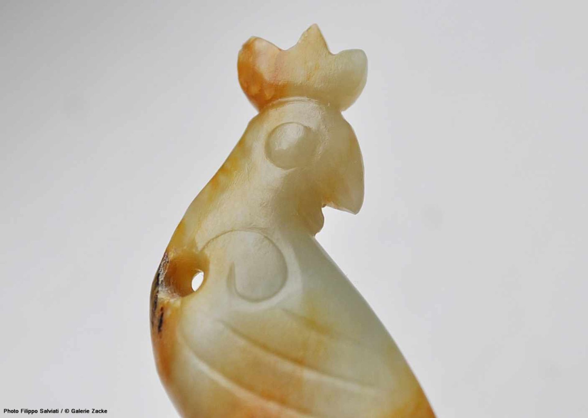 A CHARMING, TINY CARVING OF A BIRD WITH A JAGGED CREST Jade. China, Western Zhou, 11th - 10th - Image 5 of 9