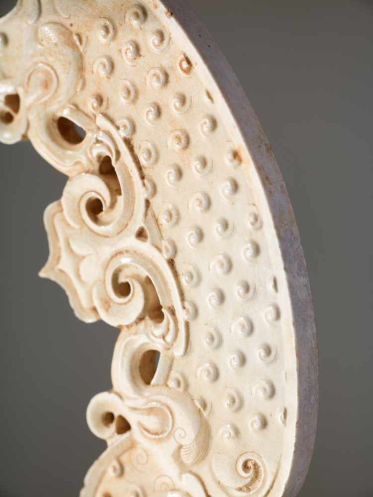 A REMARKABLE HUANG WITH FINELY DETAILED SINUOUS DRAGONS IN IVORY-LIKE JADE Jade. China, Eastern - Image 6 of 10