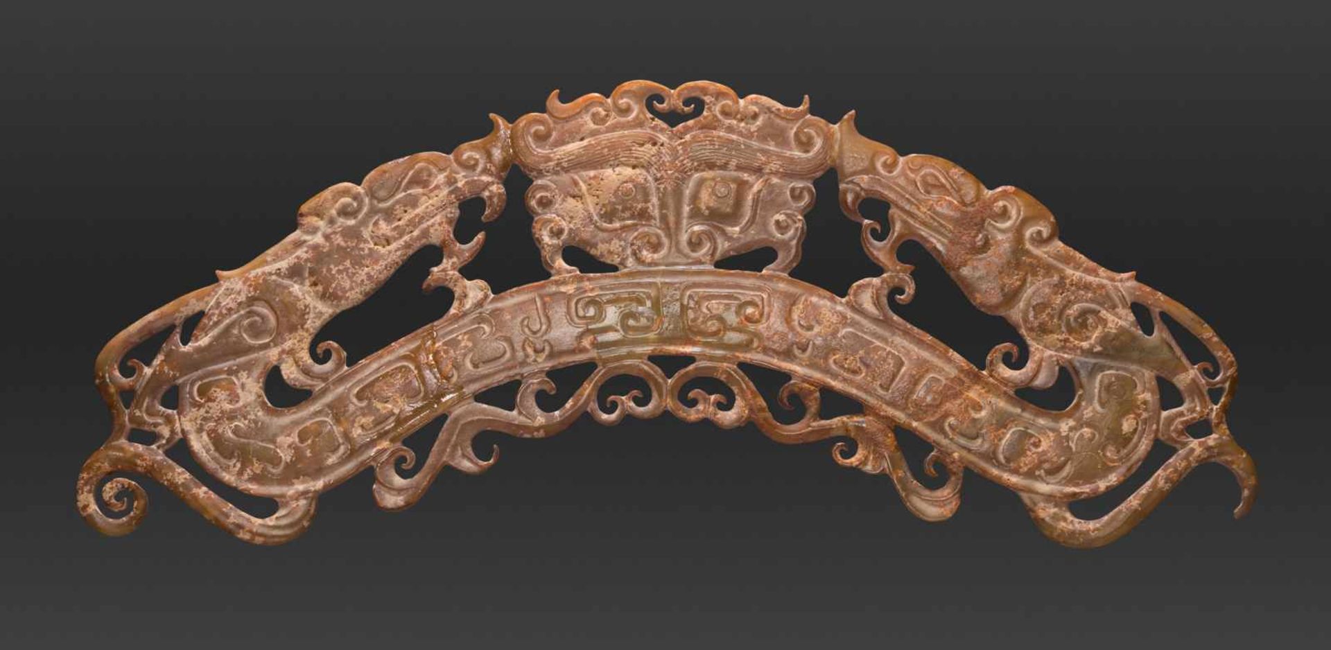 AN IMPRESSIVE ARCHED ORNAMENT DECORATED IN OPENWORK WITH DRAGONS AND A TAOTIE MASK Jade. China, Late - Bild 2 aus 4