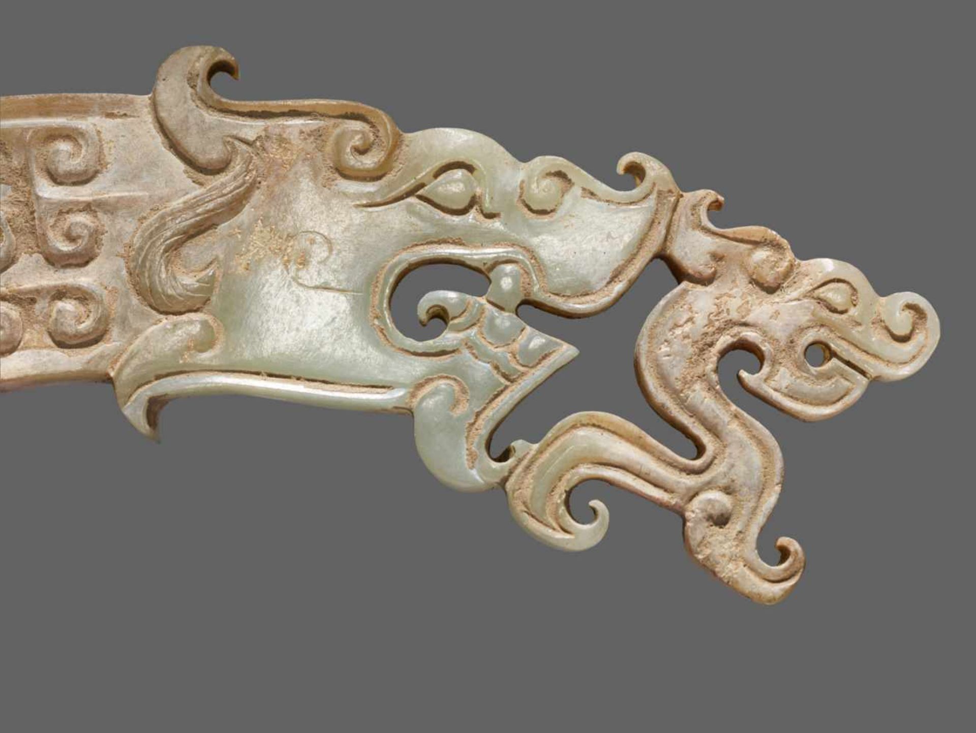 A UNIQUE HUANG ARCHED ORNAMENT DECORATED WITH DRAGONS IN OPENWORK ON THE SIDES Jade. China, - Image 5 of 11