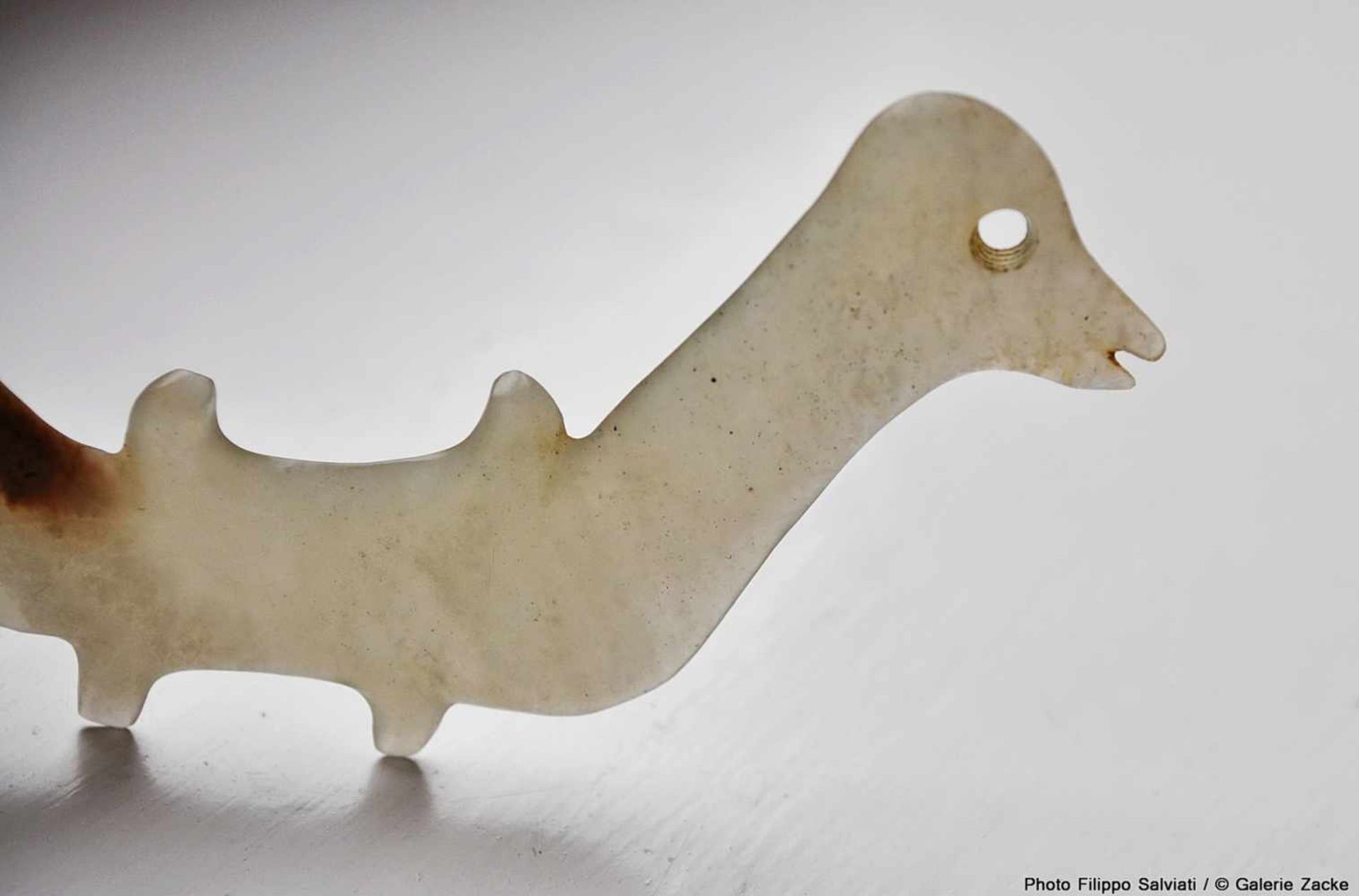 A LOVELY, EXTREMELY THIN BIRD IN TRANSLUCENT LIGHT GREEN JADE Jade. China, Late Neolithic, late - Image 4 of 9