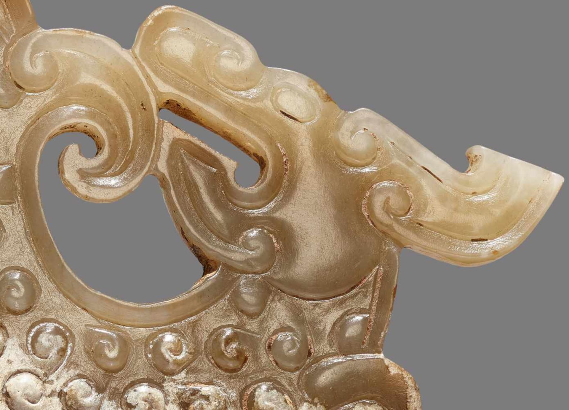 A SINUOUS S-SHAPED DRAGON WITH A PHOENIX AND CURLED APPENDAGES Jade. China, Eastern Zhou, 5th - - Bild 9 aus 10