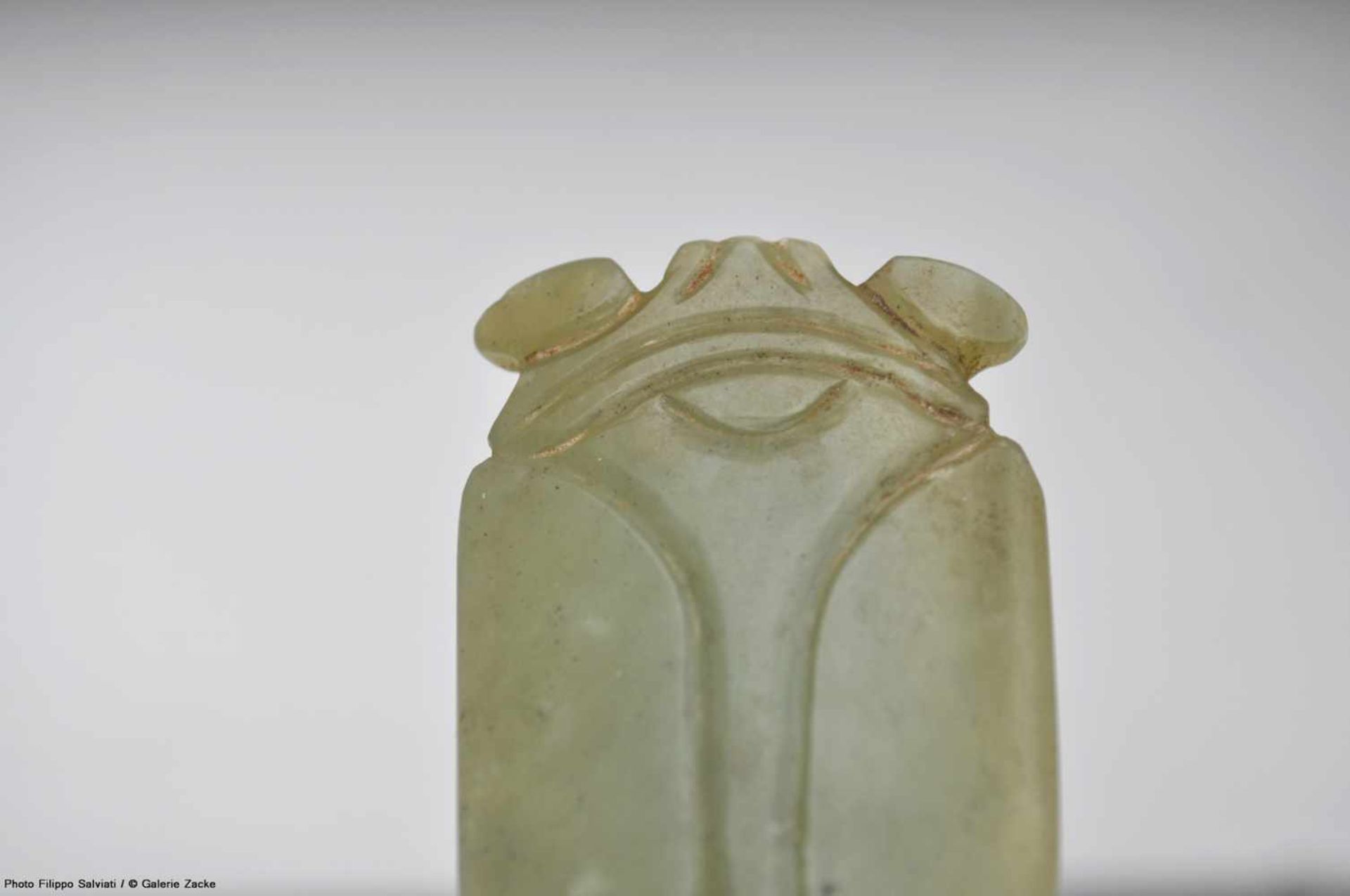 A SUPERB HAN CICADA IN LIGHT GREEN JADE Jade. China, Han Dynasty, 2nd - 1st century BC 玉蟬 -漢代, - Image 5 of 7