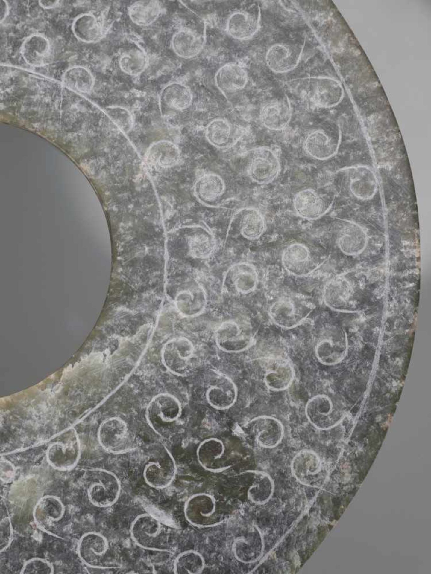 A REFINED CHARCOAL GREY DISC WITH ENGRAVED CURLS Jade. China, Han Dynasty, 2nd century BC 穀紋玉璧 - 漢代, - Image 5 of 8