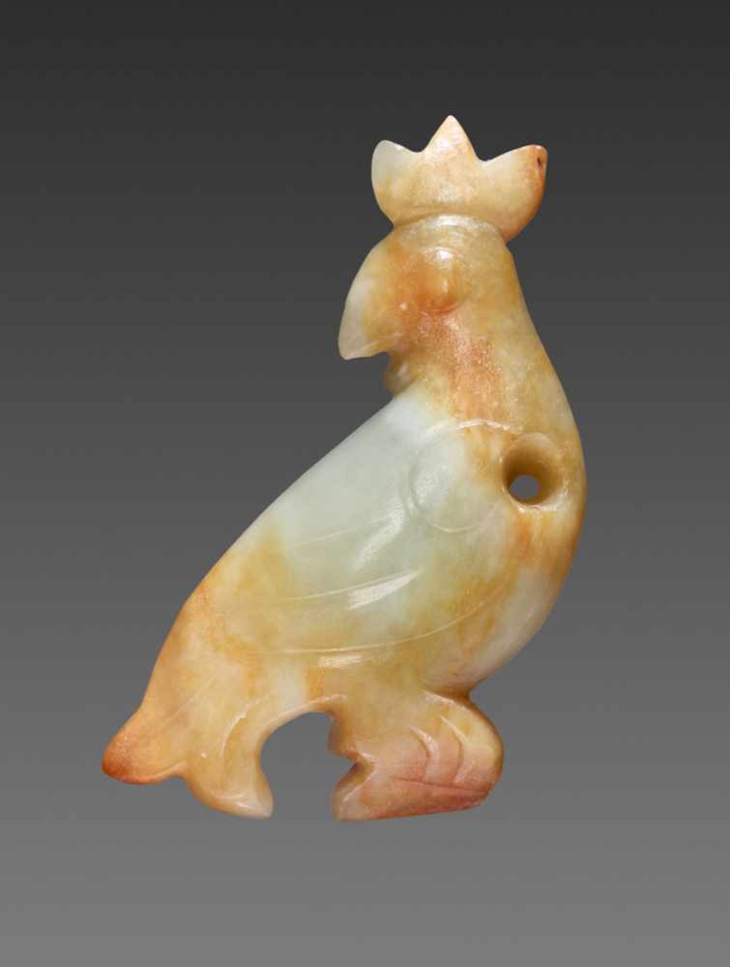 A CHARMING, TINY CARVING OF A BIRD WITH A JAGGED CREST Jade. China, Western Zhou, 11th - 10th - Bild 2 aus 9