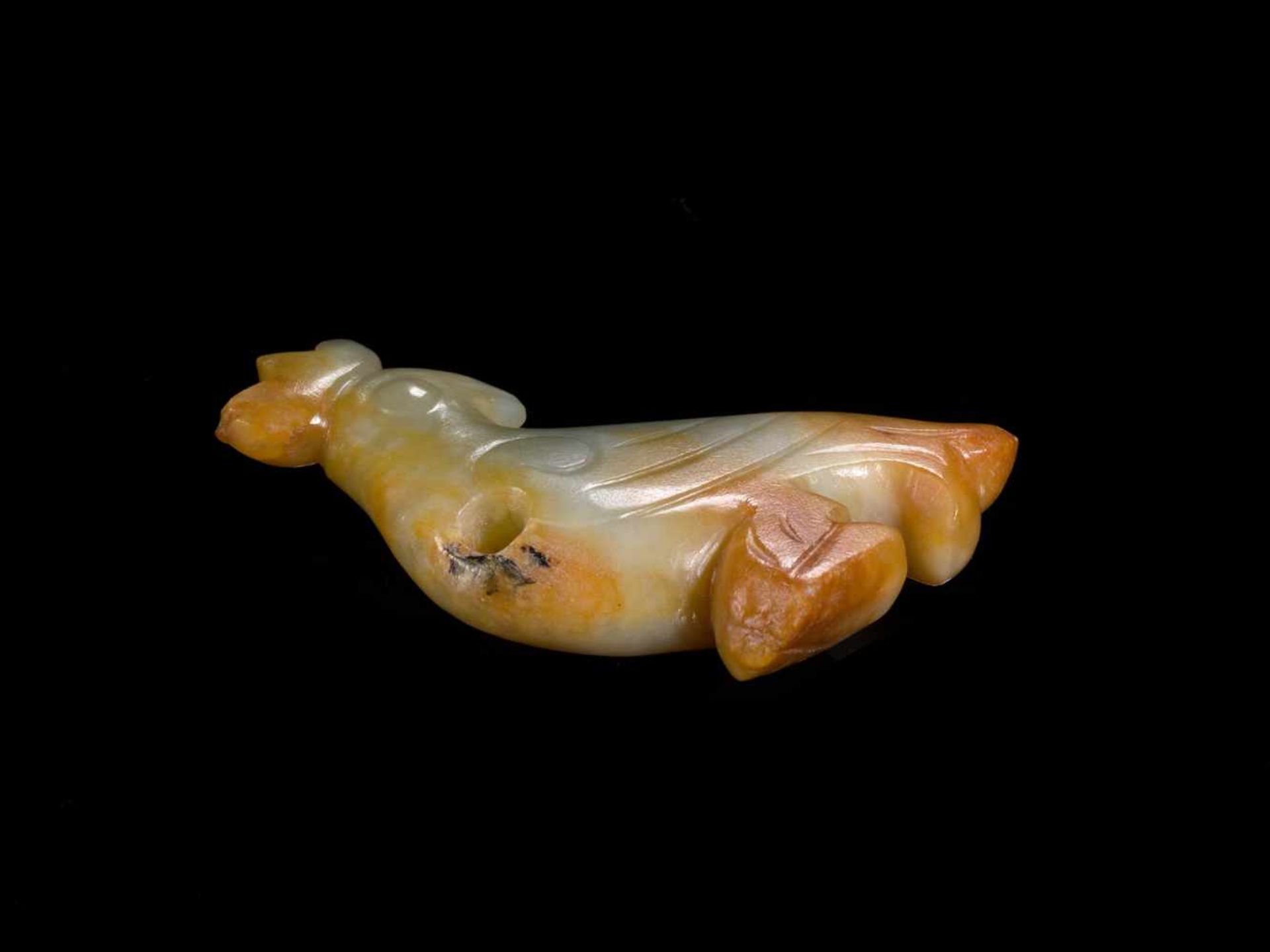 A CHARMING, TINY CARVING OF A BIRD WITH A JAGGED CREST Jade. China, Western Zhou, 11th - 10th - Bild 3 aus 9