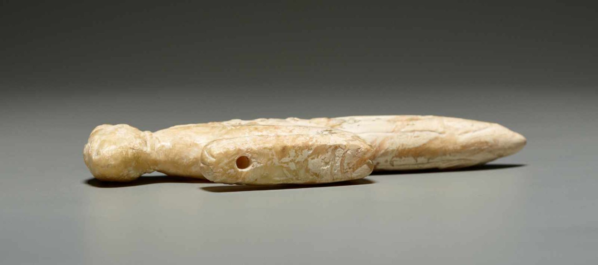 A LATE SHANG SCULPTURAL PRAYING MANTIS IN ALTERED JADE WITH AN IVORY QUALITY Jade. China, Late Shang - Image 7 of 11