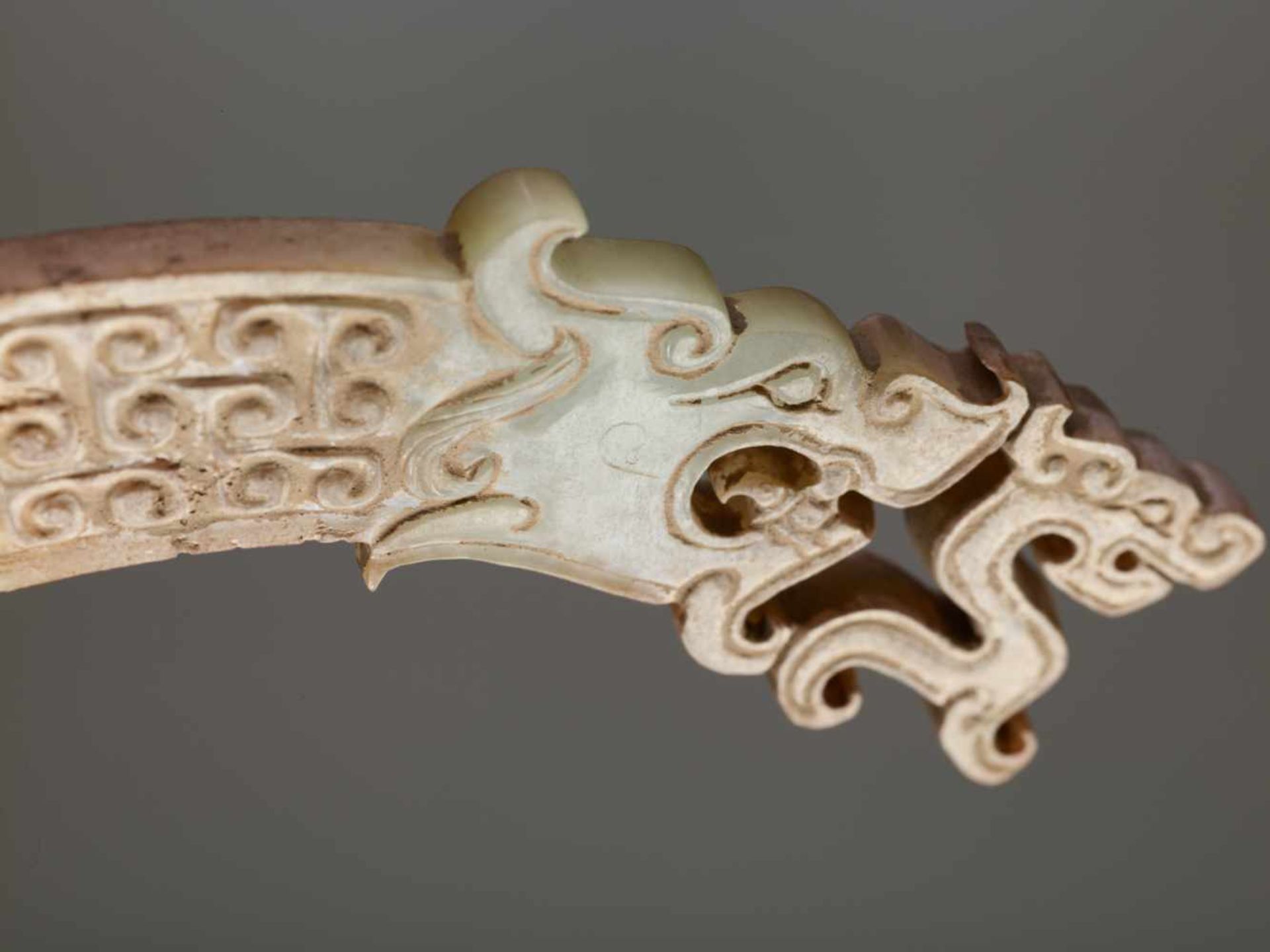 A UNIQUE HUANG ARCHED ORNAMENT DECORATED WITH DRAGONS IN OPENWORK ON THE SIDES Jade. China, - Bild 7 aus 11