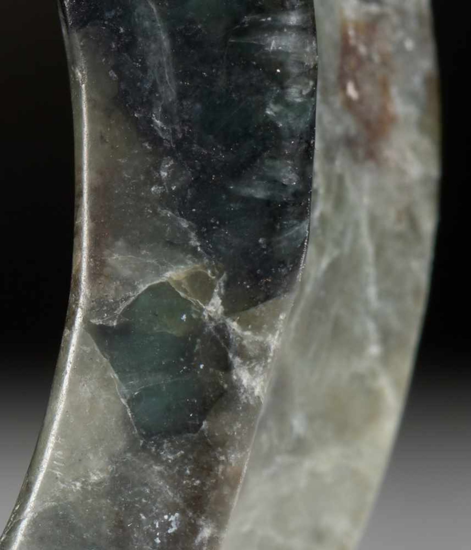AN ELEGANT NEOLITHIC BRACELET IN DARK GREEN JADE WITH A SMOOTH CONCAVE BORDER Jade. China, Late - Bild 2 aus 14