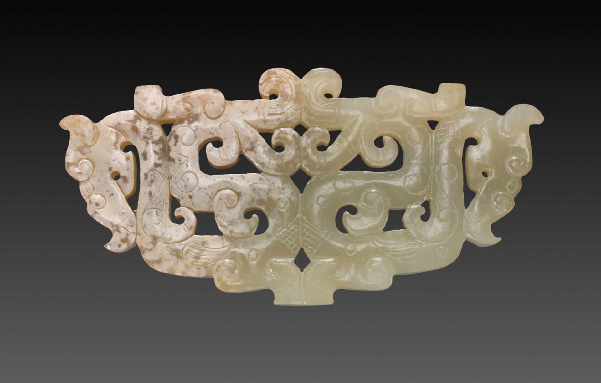 A BEAUTIFUL EASTERN ZHOU ORNAMENT WITH AN OPENWORK PATTERN OF DRAGONS Jade. China, Eastern Zhou, 5th - Bild 4 aus 11