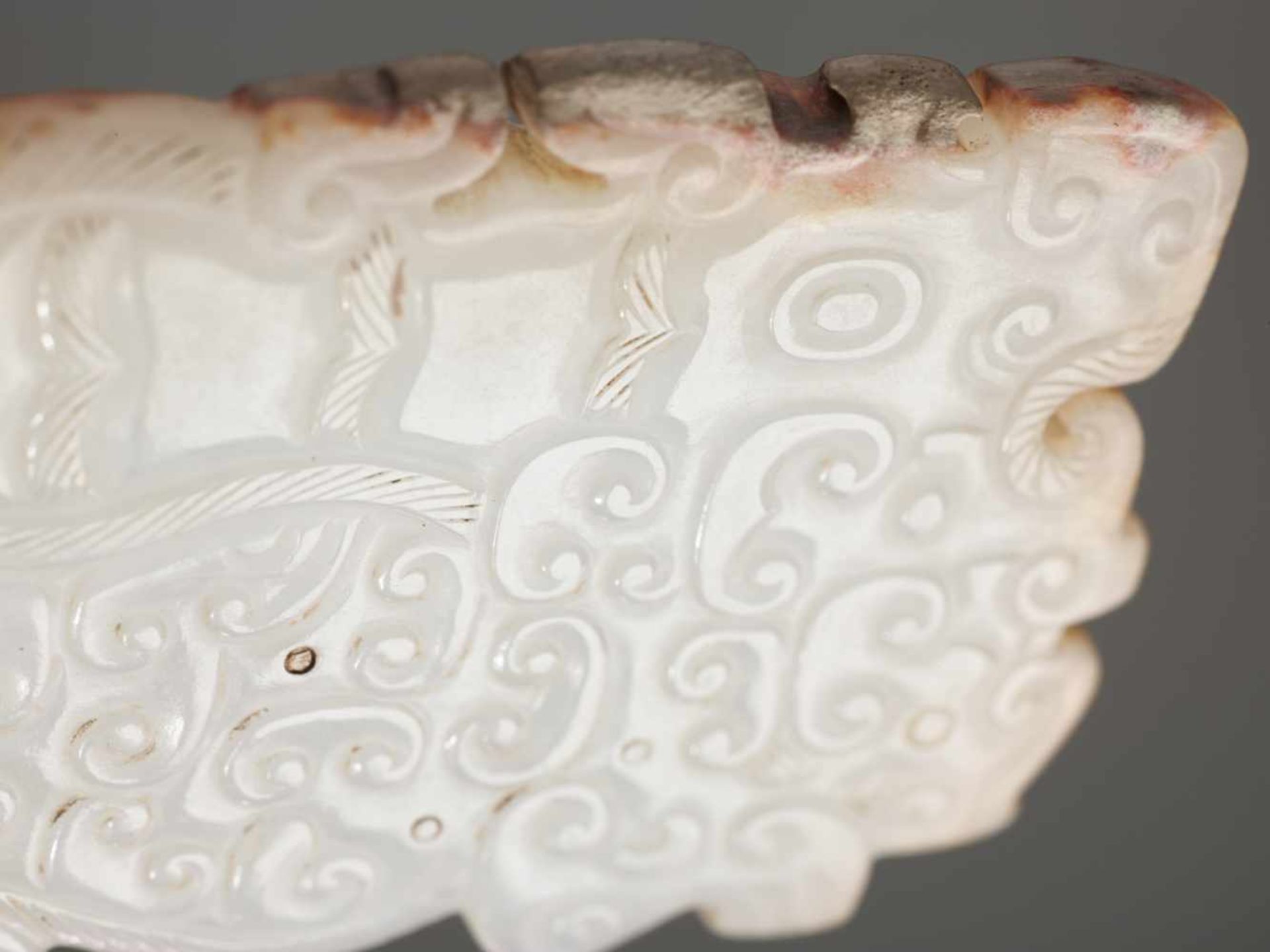 A MAGNIFICENT EASTERN ZHOU CROUCHING TIGER IN EXQUISITE PURE WHITE JADE Jade. China, Eastern Zhou, - Bild 3 aus 5