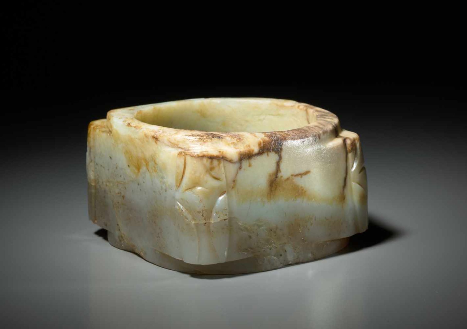 AN INTERESTING CONG IN WHITISH JADE WITH CARVED STYLIZED CICADAS ON THE CORNERS Jade. China, Late - Bild 6 aus 11