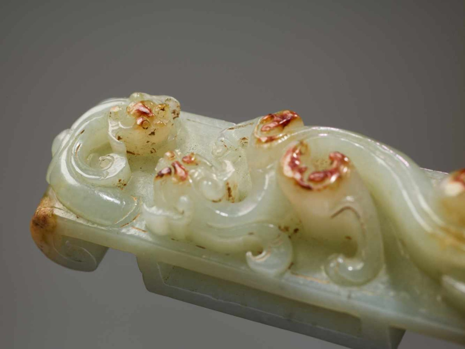 A SPLENDID SUI SCABBARD SLIDE IN HIGHLY POLISHED CELADON GREEN JADE WITH HORNLESS CHI DRAGONS CARVED - Image 6 of 11