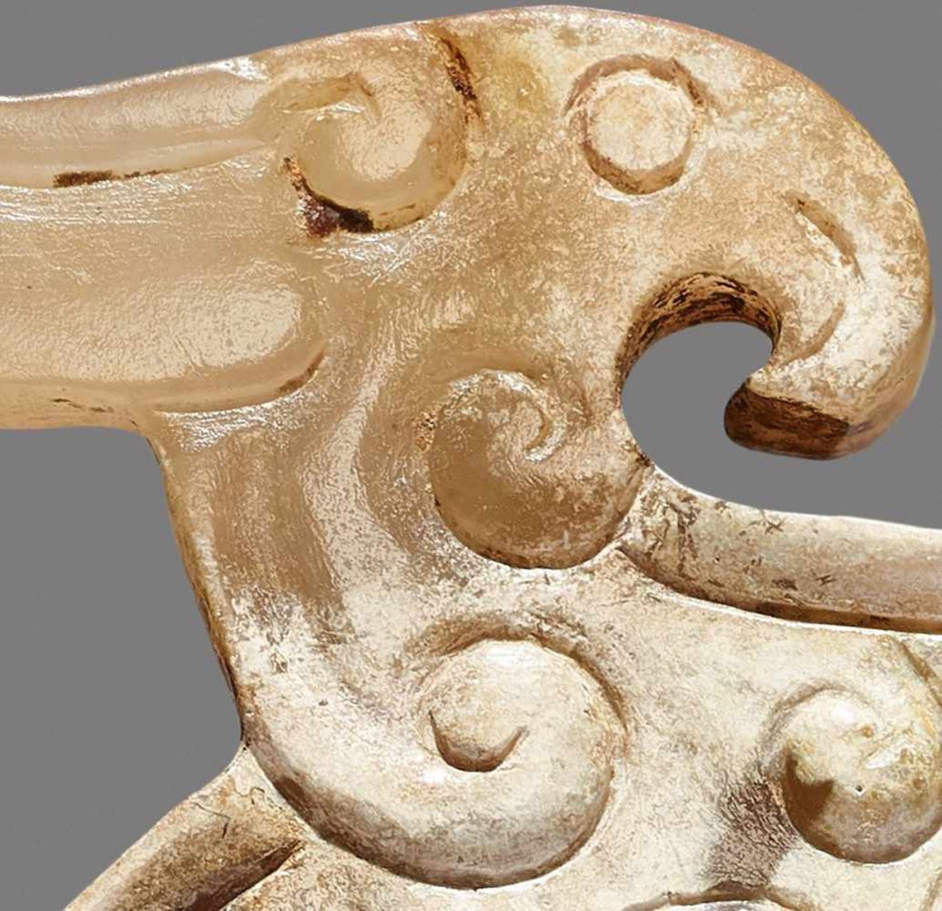 A SINUOUS S-SHAPED DRAGON WITH A PHOENIX AND CURLED APPENDAGES Jade. China, Eastern Zhou, 5th - - Bild 8 aus 10