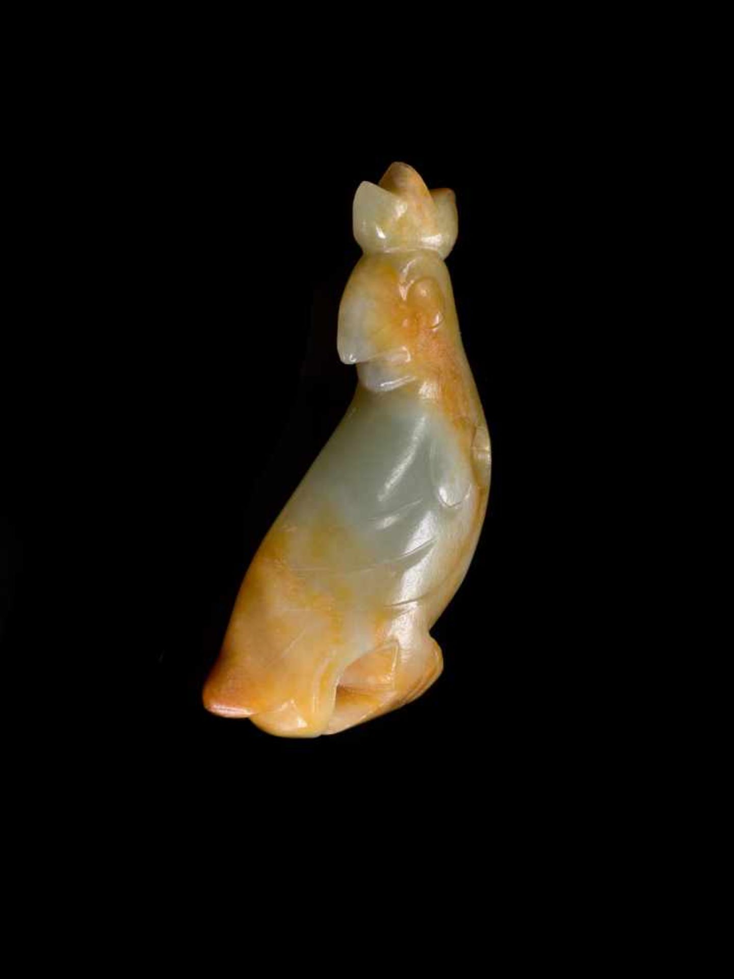 A CHARMING, TINY CARVING OF A BIRD WITH A JAGGED CREST Jade. China, Western Zhou, 11th - 10th - Bild 4 aus 9