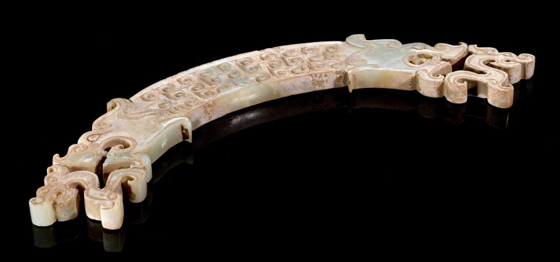 A UNIQUE HUANG ARCHED ORNAMENT DECORATED WITH DRAGONS IN OPENWORK ON THE SIDES Jade. China, - Bild 9 aus 11