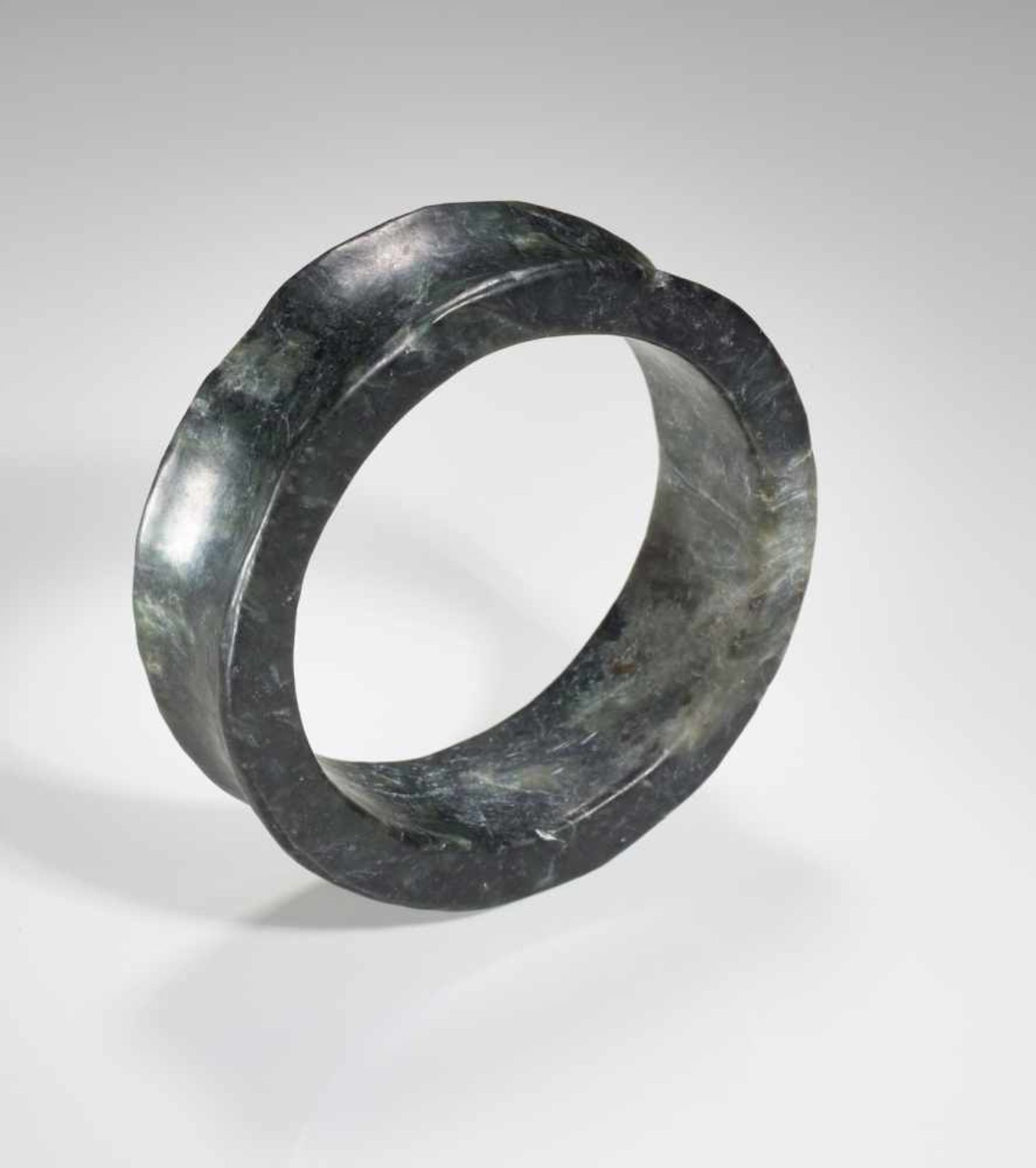 AN ELEGANT NEOLITHIC BRACELET IN DARK GREEN JADE WITH A SMOOTH CONCAVE BORDER Jade. China, Late - Image 8 of 14