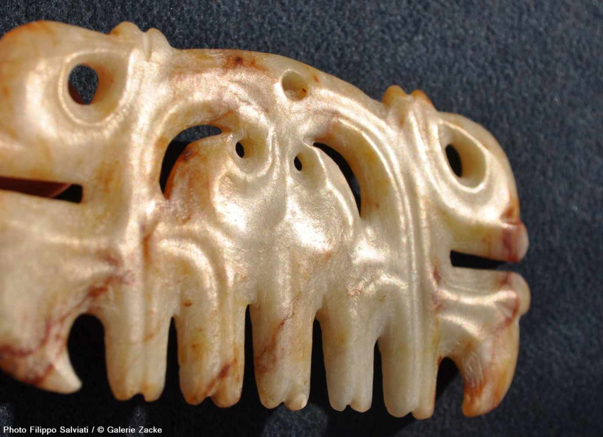 AN IMPOSING HONGSHAN “TOOTHED” ORNAMENT WITH MASK MOTIF Jade. China, Late Neolithic period, Hongshan - Bild 4 aus 6