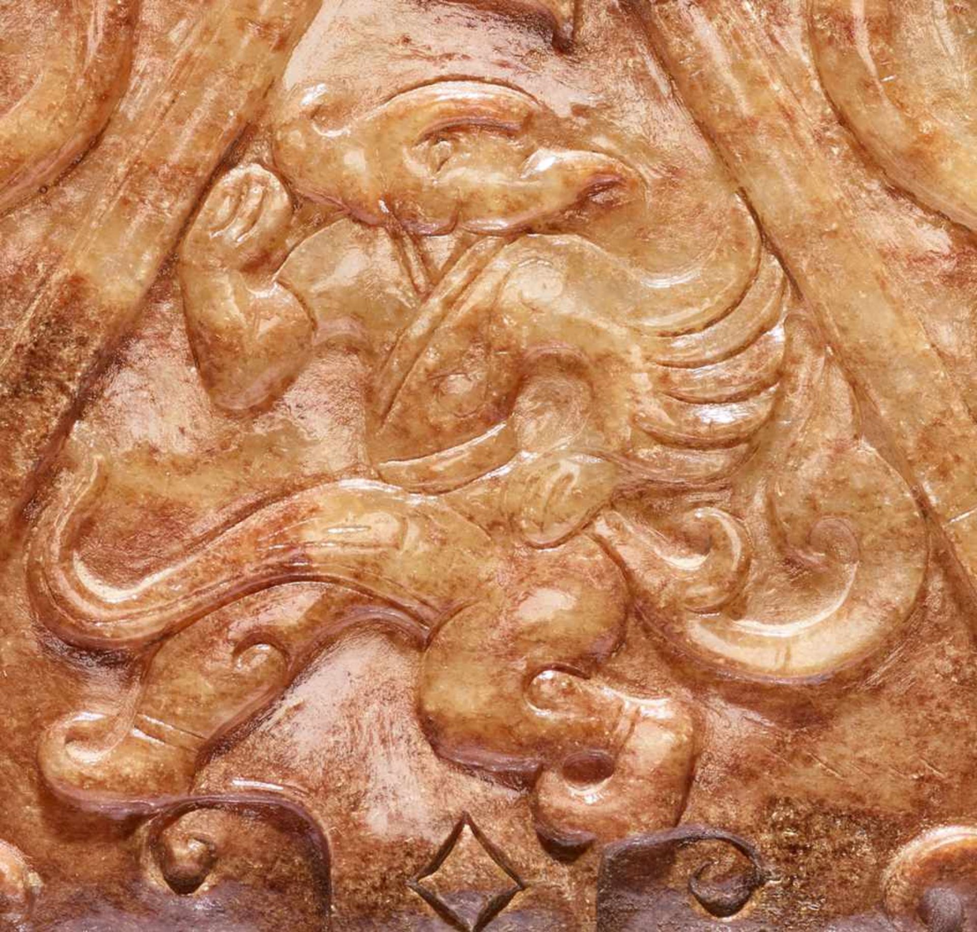 A RARE AND EXQUISITE HAN DYNASTY RECTANGULAR PENDANT IN WHITE AND RUSSET JADE CARVED WITH DRAGONS - Bild 10 aus 13