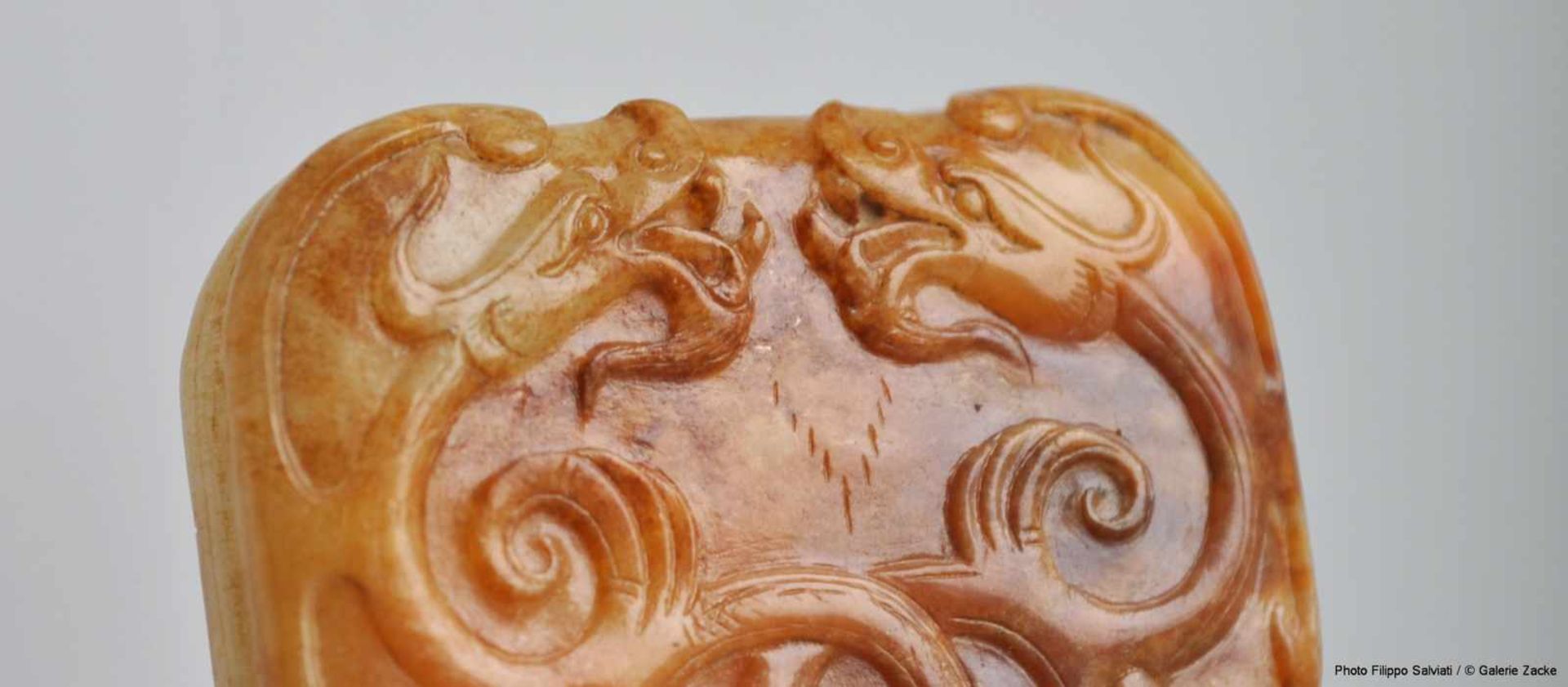 A RARE AND EXQUISITE HAN DYNASTY RECTANGULAR PENDANT IN WHITE AND RUSSET JADE CARVED WITH DRAGONS - Bild 3 aus 13