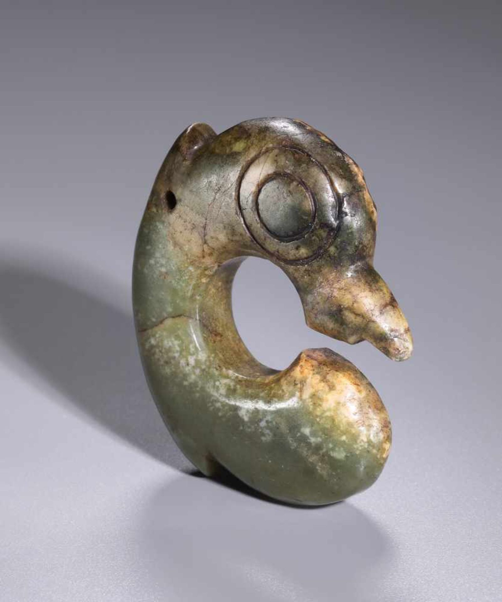 A VERY RARE HONGSHAN CARVING OF A BIRD-LIKE CREATURE Jade. China, Late Neolithic period, Hongshan - Image 7 of 14
