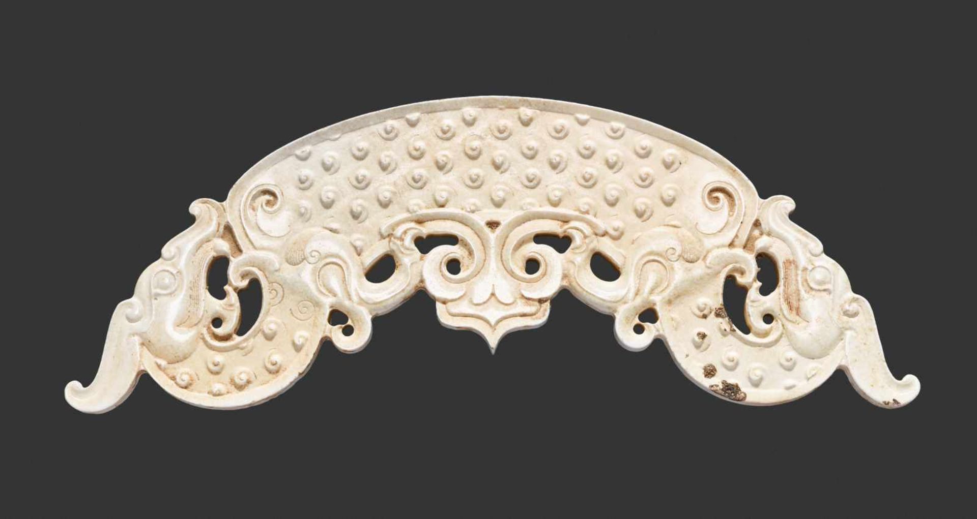 A REMARKABLE HUANG WITH FINELY DETAILED SINUOUS DRAGONS IN IVORY-LIKE JADE Jade. China, Eastern - Bild 4 aus 10