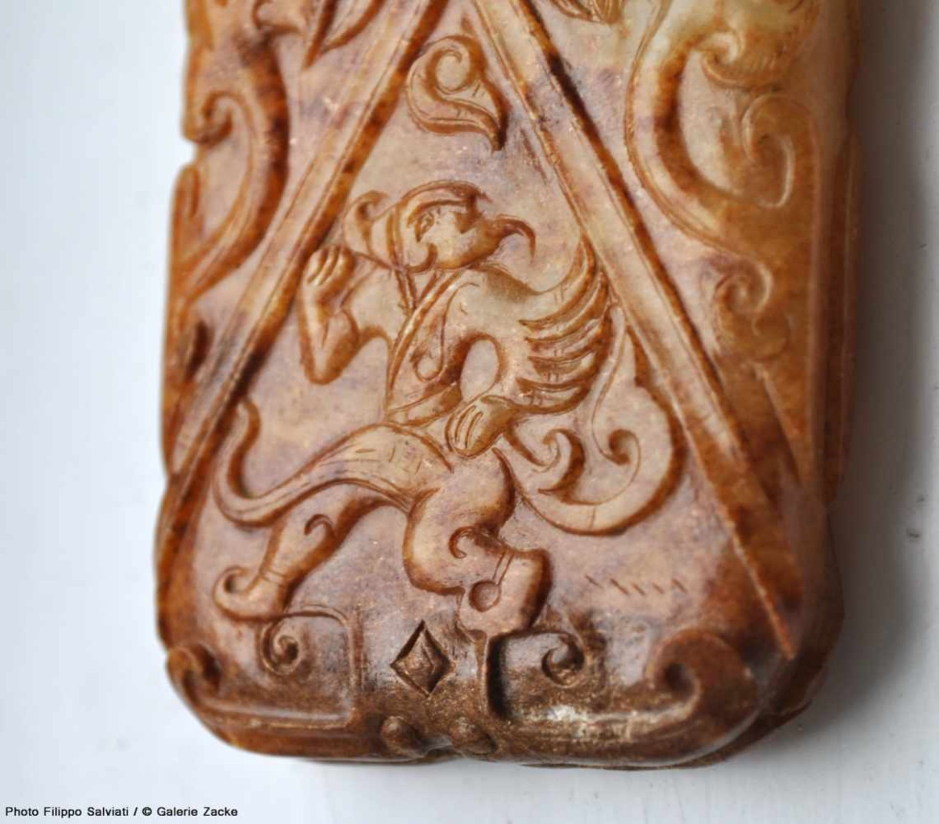 A RARE AND EXQUISITE HAN DYNASTY RECTANGULAR PENDANT IN WHITE AND RUSSET JADE CARVED WITH DRAGONS - Bild 4 aus 13