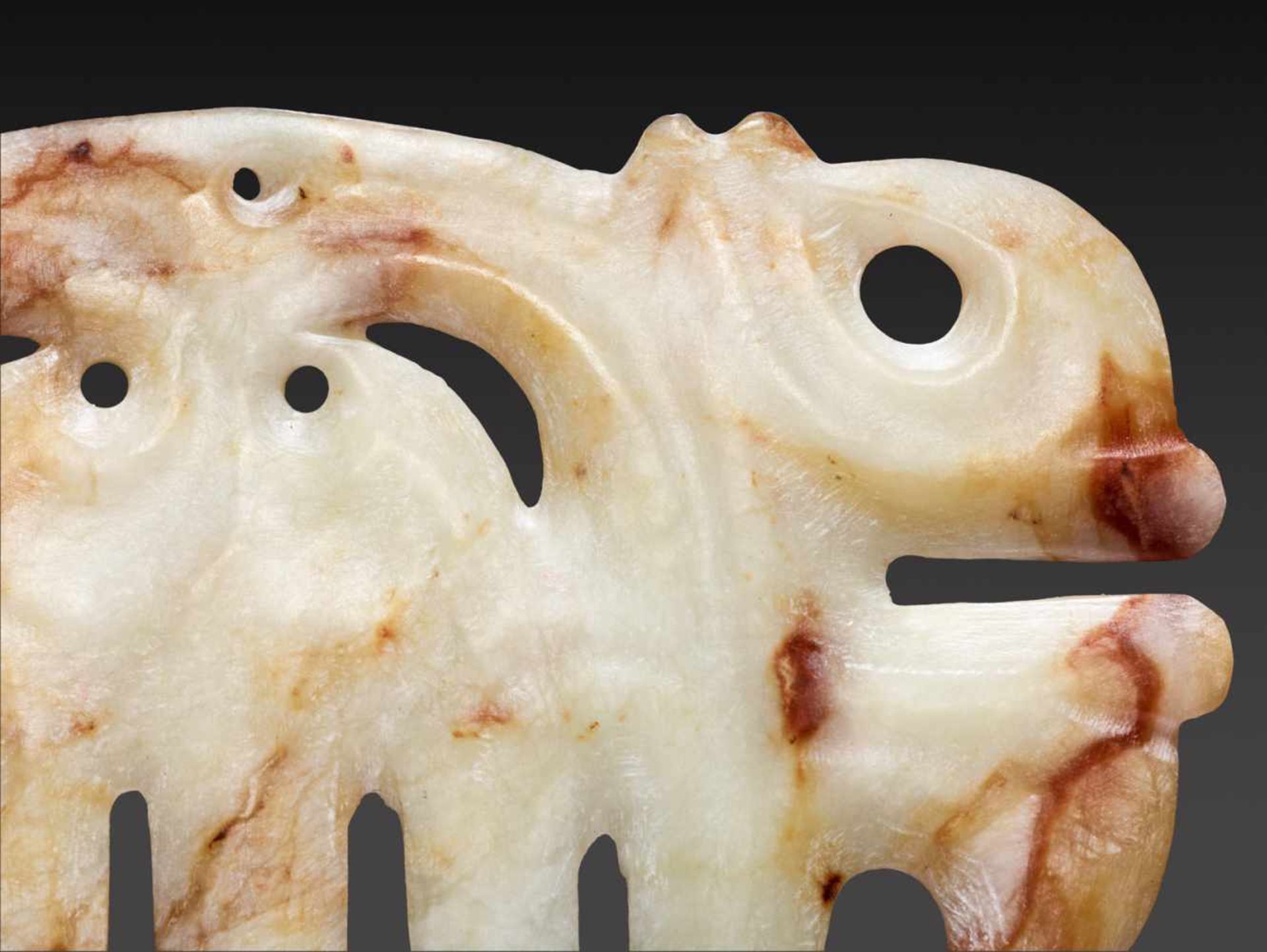 AN IMPOSING HONGSHAN “TOOTHED” ORNAMENT WITH MASK MOTIF Jade. China, Late Neolithic period, Hongshan - Image 3 of 6