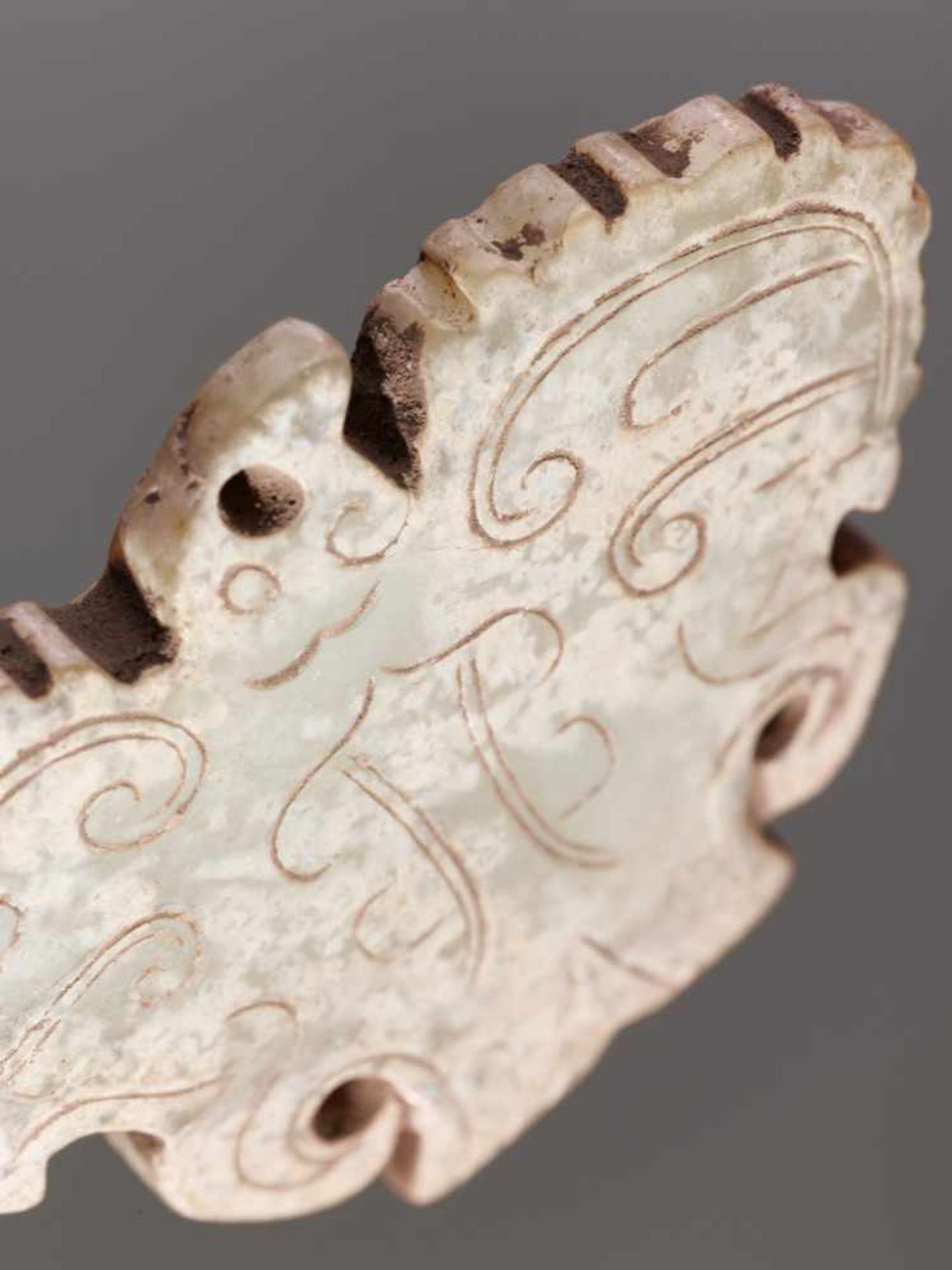 A POWERFUL CARVING OF A HAWK WITH OUTSTRETCHED SCALLOPED WINGS DECORATED WITH INCISED CURLS Jade. - Bild 12 aus 12