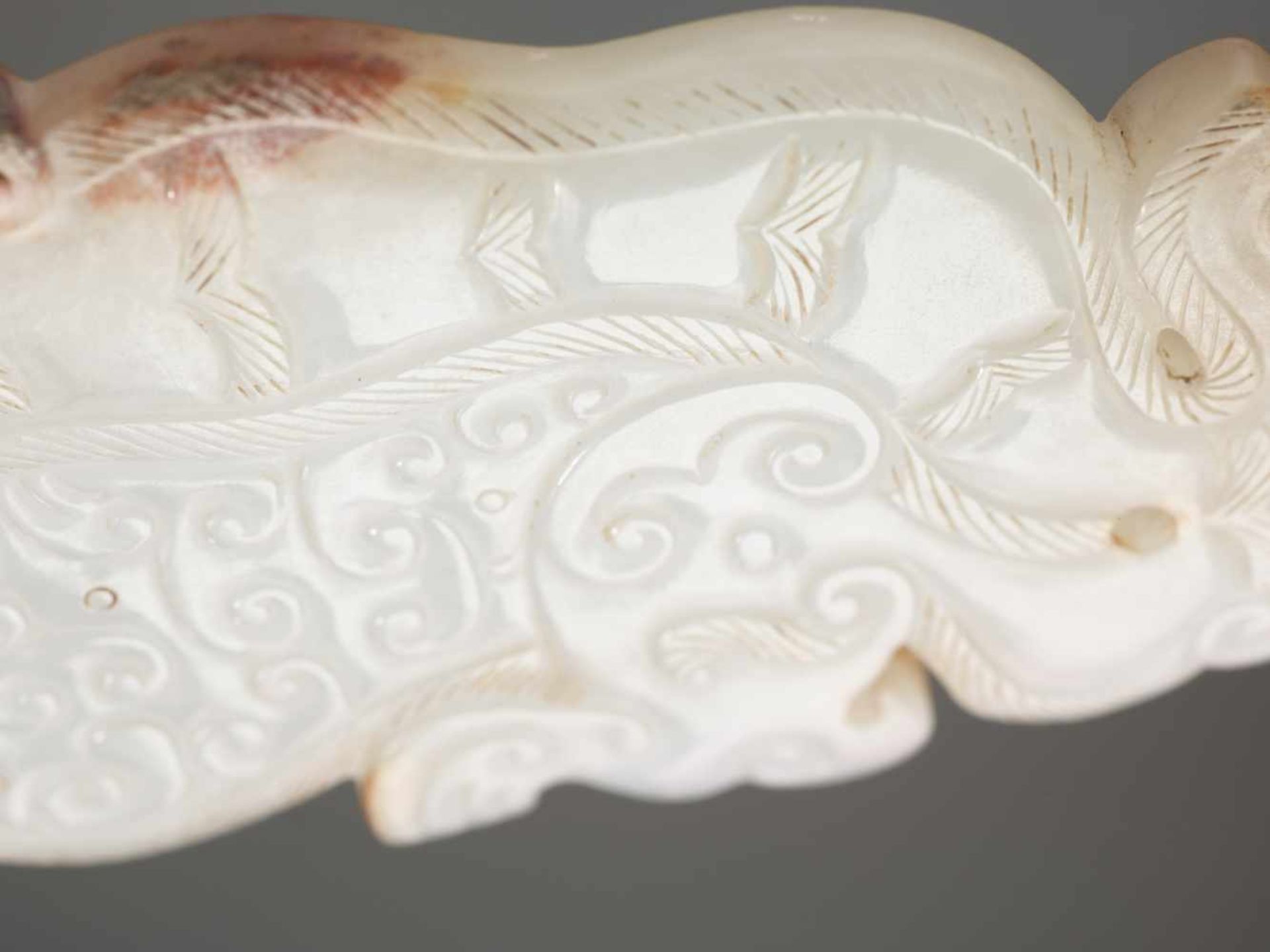 A MAGNIFICENT EASTERN ZHOU CROUCHING TIGER IN EXQUISITE PURE WHITE JADE Jade. China, Eastern Zhou, - Bild 4 aus 5