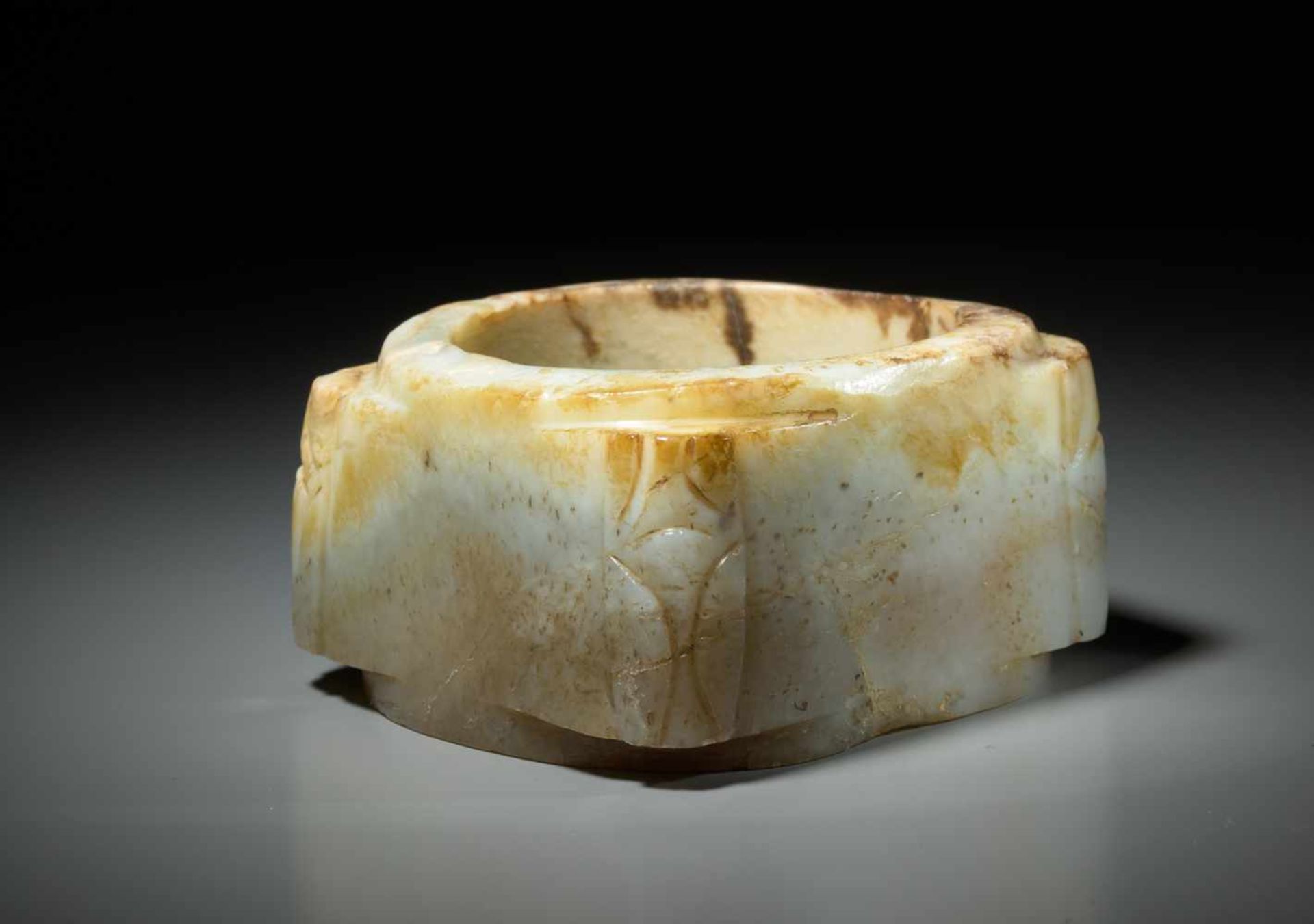 AN INTERESTING CONG IN WHITISH JADE WITH CARVED STYLIZED CICADAS ON THE CORNERS Jade. China, Late - Bild 5 aus 11