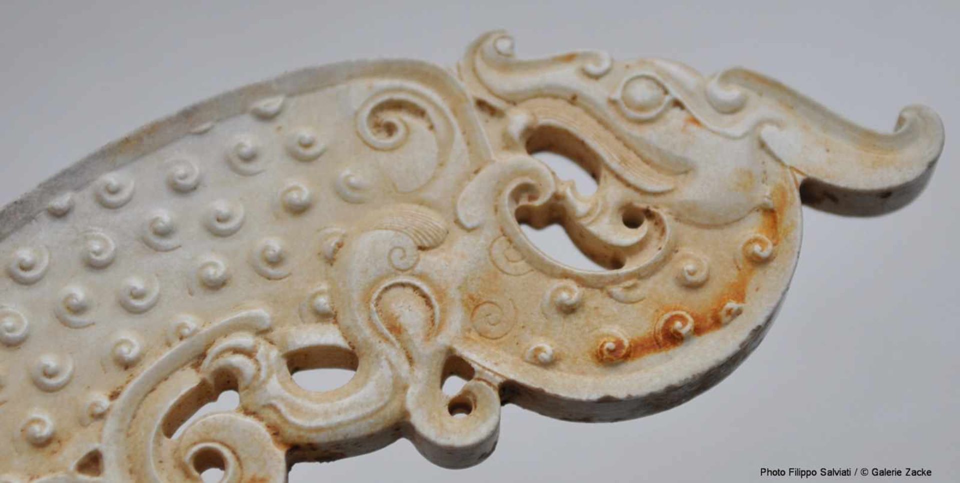 A REMARKABLE HUANG WITH FINELY DETAILED SINUOUS DRAGONS IN IVORY-LIKE JADE Jade. China, Eastern - Bild 7 aus 10