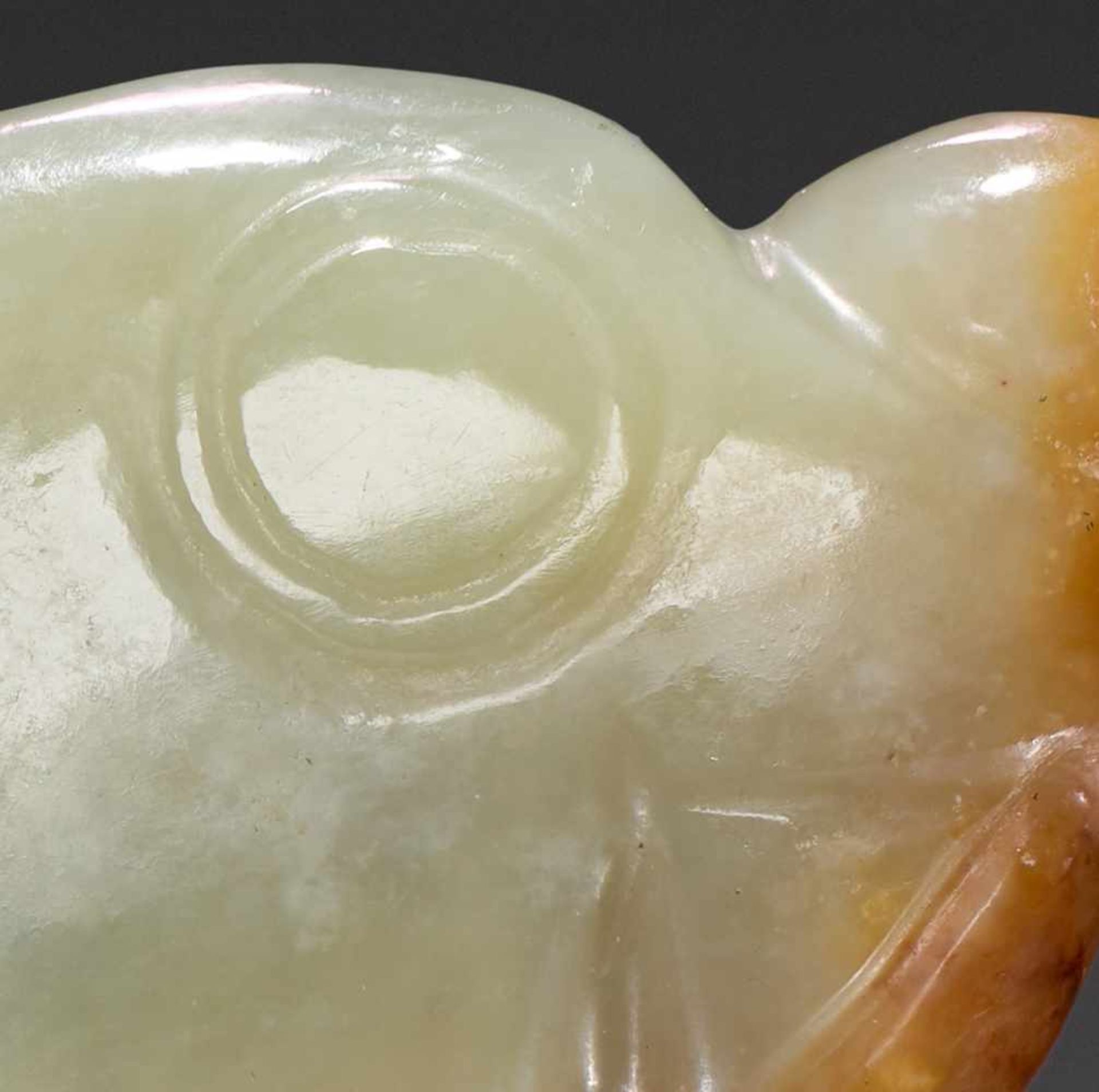 A DELIGHFUL LIGHT GREEN JADE BIRD HOLDING TWO FISH Jade. China, Late Shang, Early Western Zhou, c. - Bild 4 aus 5