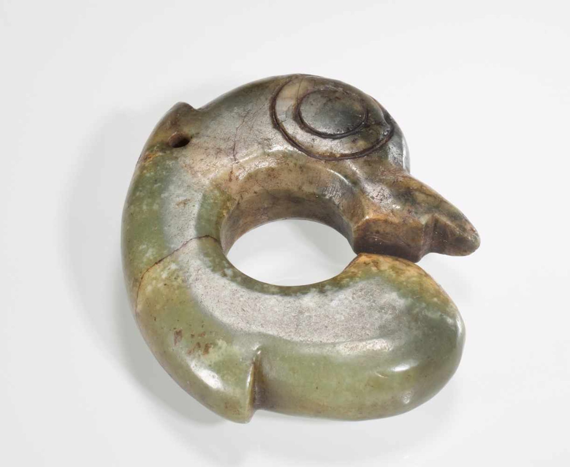 A VERY RARE HONGSHAN CARVING OF A BIRD-LIKE CREATURE Jade. China, Late Neolithic period, Hongshan - Bild 14 aus 14