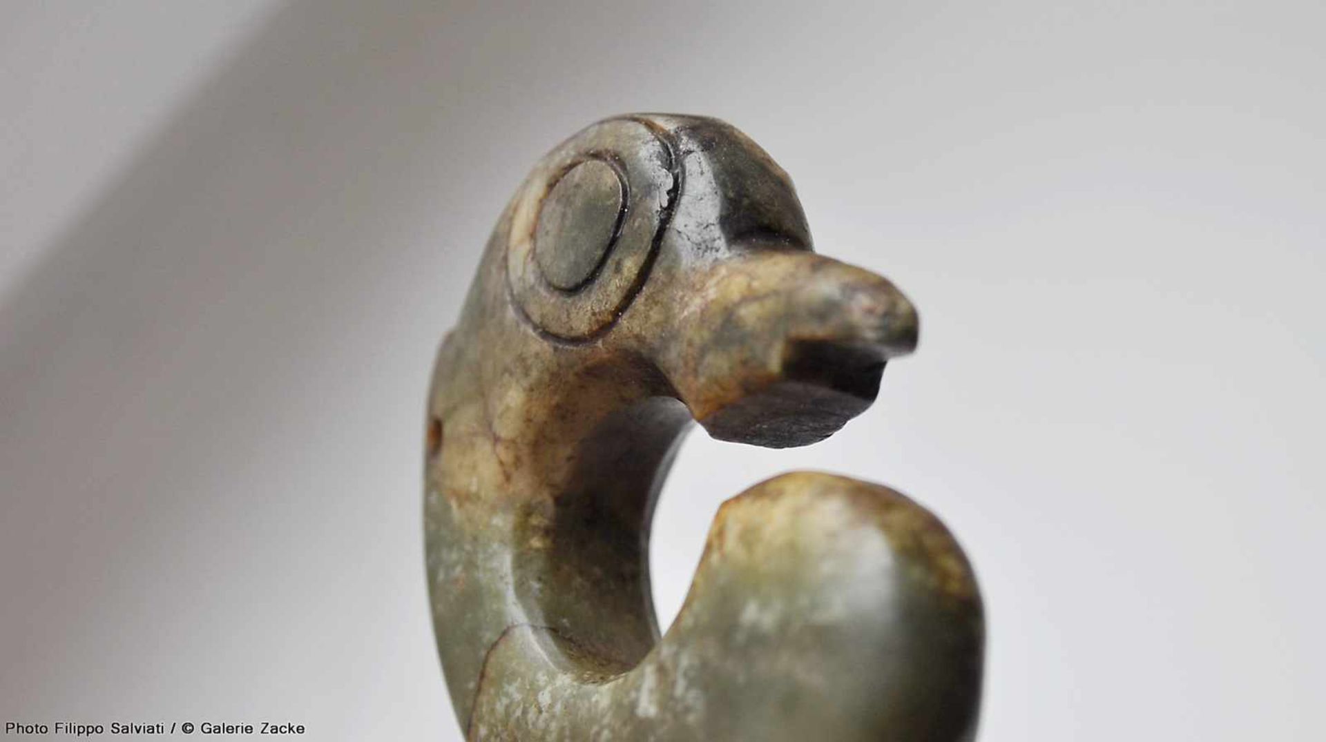 A VERY RARE HONGSHAN CARVING OF A BIRD-LIKE CREATURE Jade. China, Late Neolithic period, Hongshan - Image 12 of 14