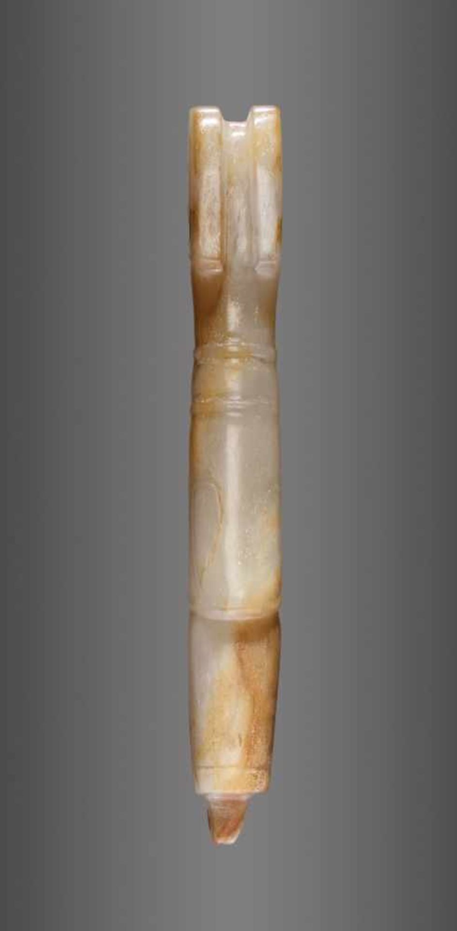 AN EXQUISITE FINIAL IN WHITE JADE CARVED AS AN ELONGATED BIRD IN PROFILE Jade. China, Late Shang - Bild 6 aus 11