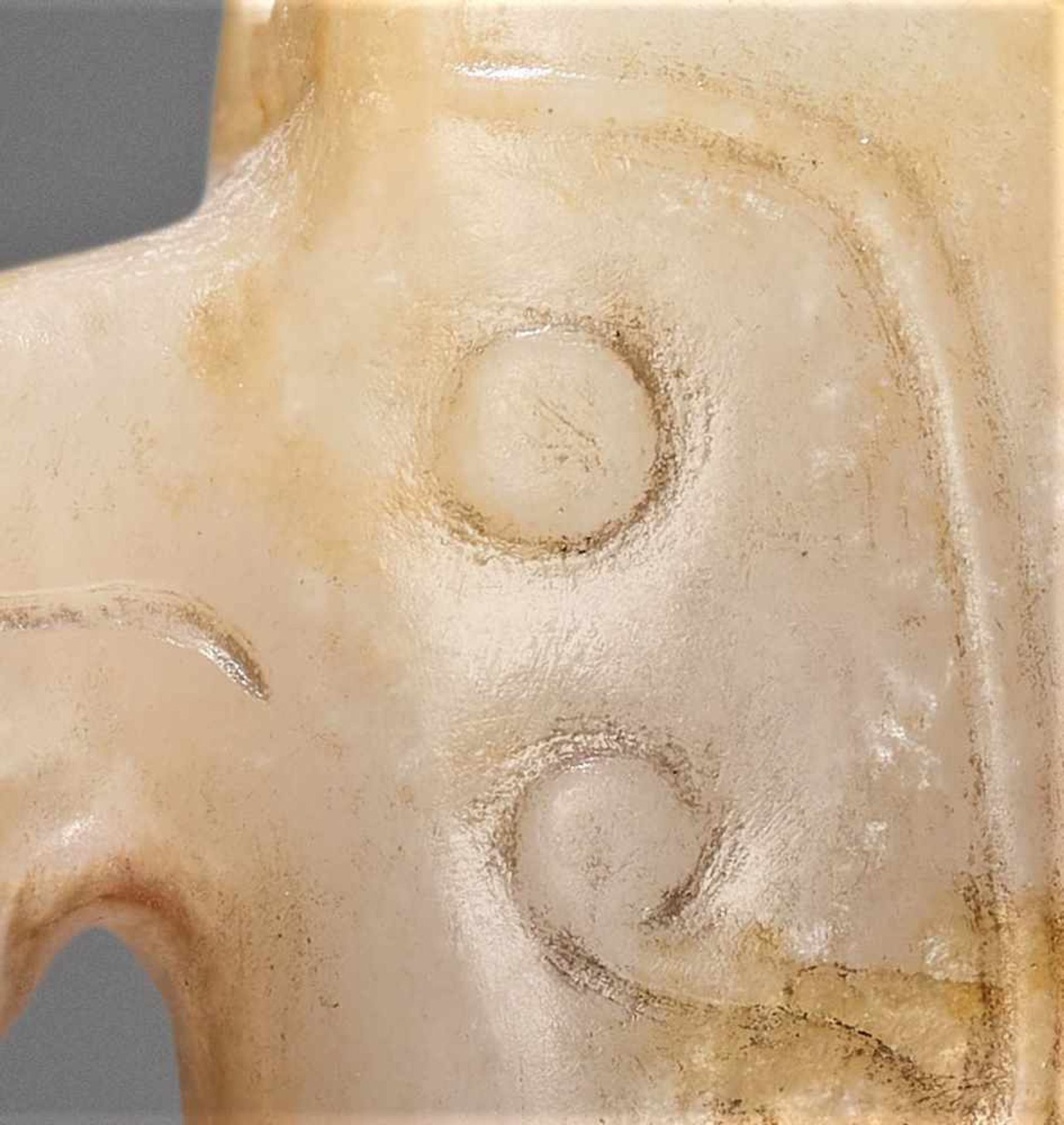 AN EXQUISITE FINIAL IN WHITE JADE CARVED AS AN ELONGATED BIRD IN PROFILE Jade. China, Late Shang - Bild 11 aus 11