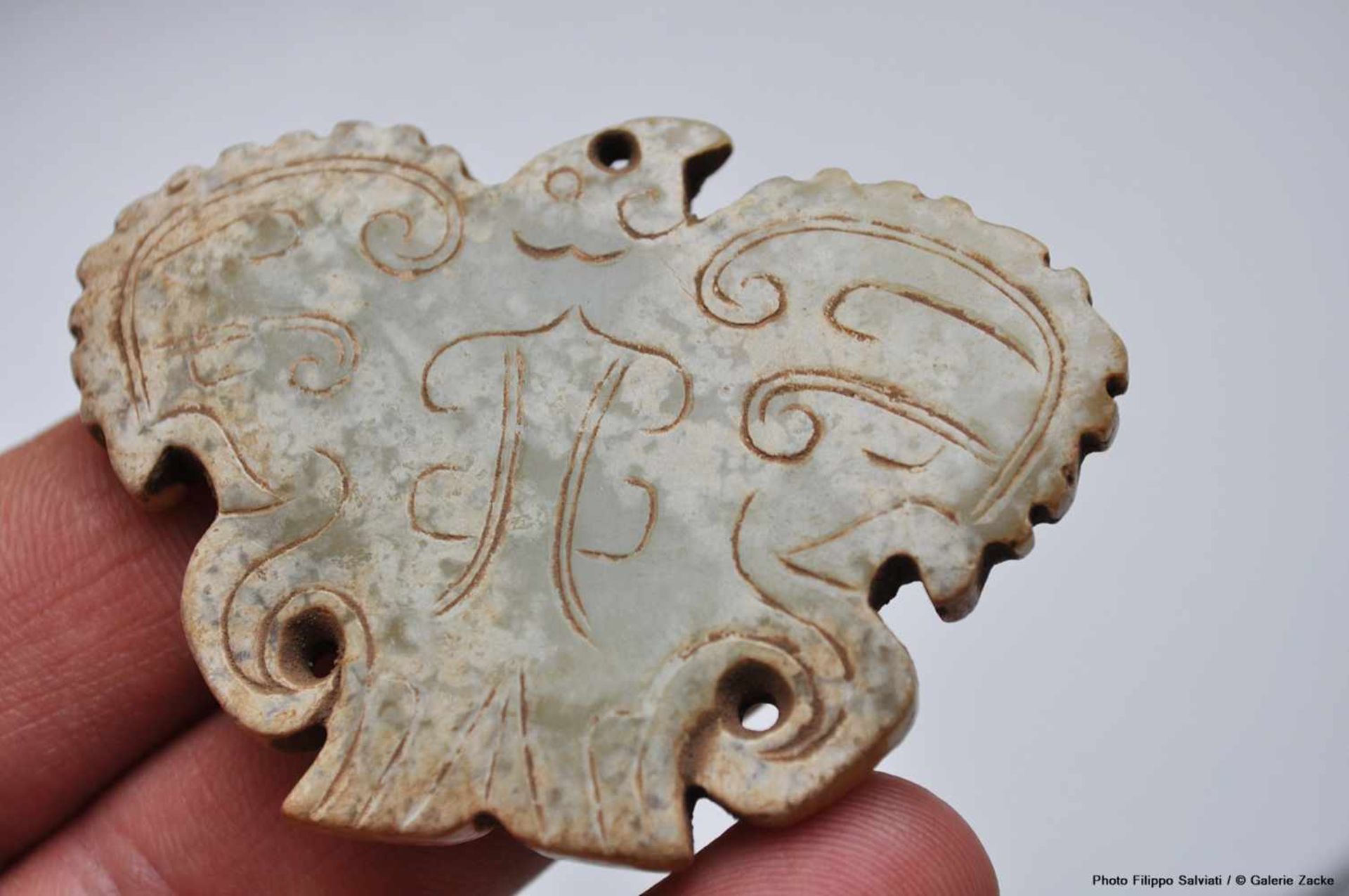 A POWERFUL CARVING OF A HAWK WITH OUTSTRETCHED SCALLOPED WINGS DECORATED WITH INCISED CURLS Jade. - Bild 6 aus 12