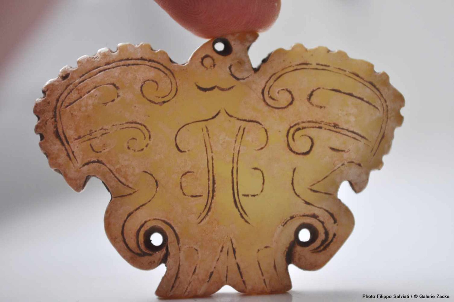 A POWERFUL CARVING OF A HAWK WITH OUTSTRETCHED SCALLOPED WINGS DECORATED WITH INCISED CURLS Jade. - Bild 7 aus 12